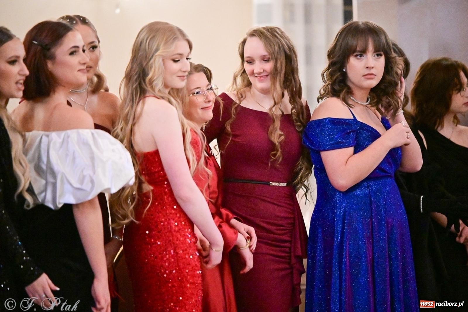 Zdjęcie w galerii na portalu naszraciborz.pl: Studniówka II LO w Raciborzu na bis: polonez, humor i tradycja [FOTO] wiadomości z regionu