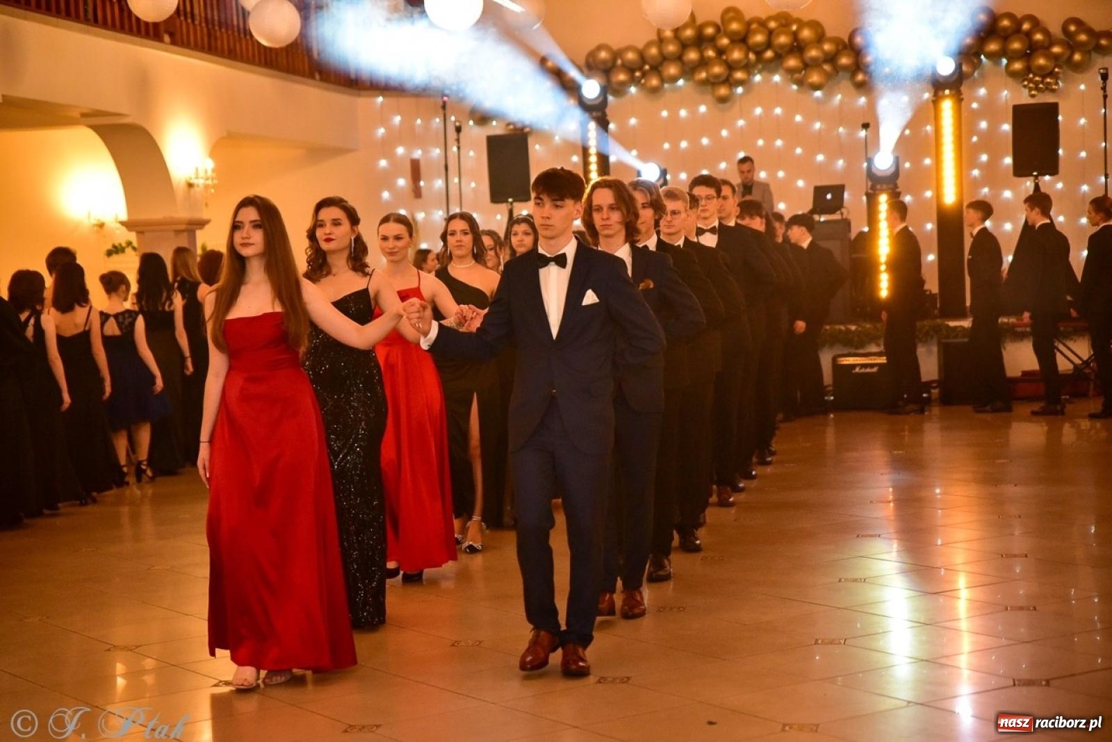 Zdjęcie w galerii na portalu naszraciborz.pl: Studniówka II LO w Raciborzu na bis: polonez, humor i tradycja [FOTO] wiadomości z regionu