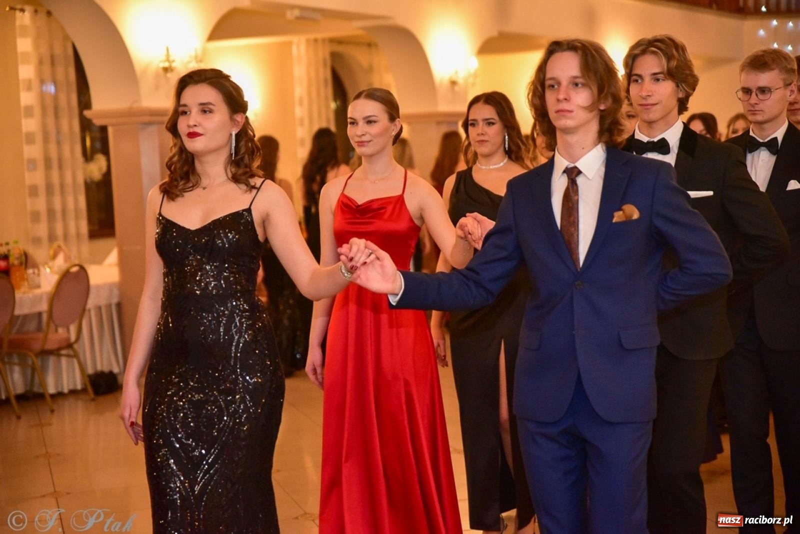 Zdjęcie w galerii na portalu naszraciborz.pl: Studniówka II LO w Raciborzu na bis: polonez, humor i tradycja [FOTO] wiadomości z regionu