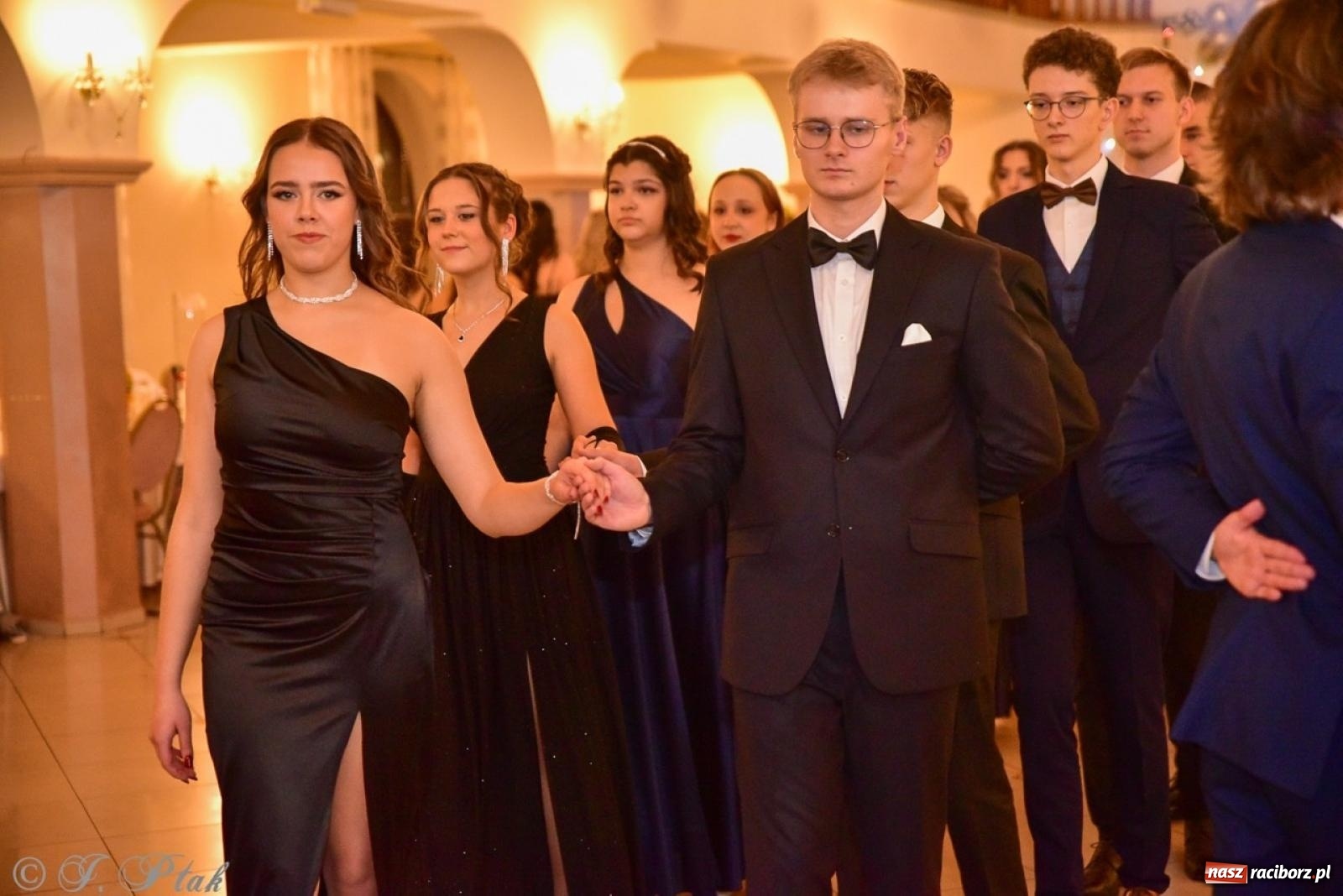 Zdjęcie w galerii na portalu naszraciborz.pl: Studniówka II LO w Raciborzu na bis: polonez, humor i tradycja [FOTO] wiadomości z regionu