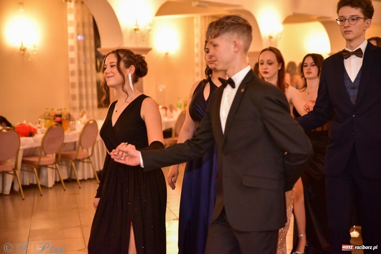 Zdjęcie w galerii na portalu naszraciborz.pl: Studniówka II LO w Raciborzu na bis: polonez, humor i tradycja [FOTO] wiadomości z regionu