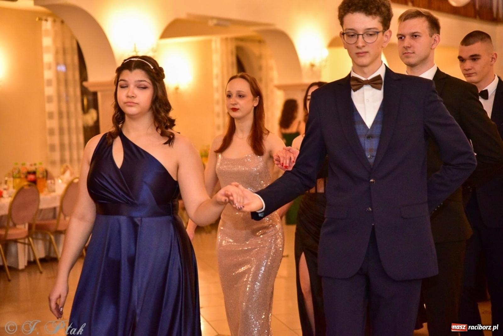 Zdjęcie w galerii na portalu naszraciborz.pl: Studniówka II LO w Raciborzu na bis: polonez, humor i tradycja [FOTO] wiadomości z regionu