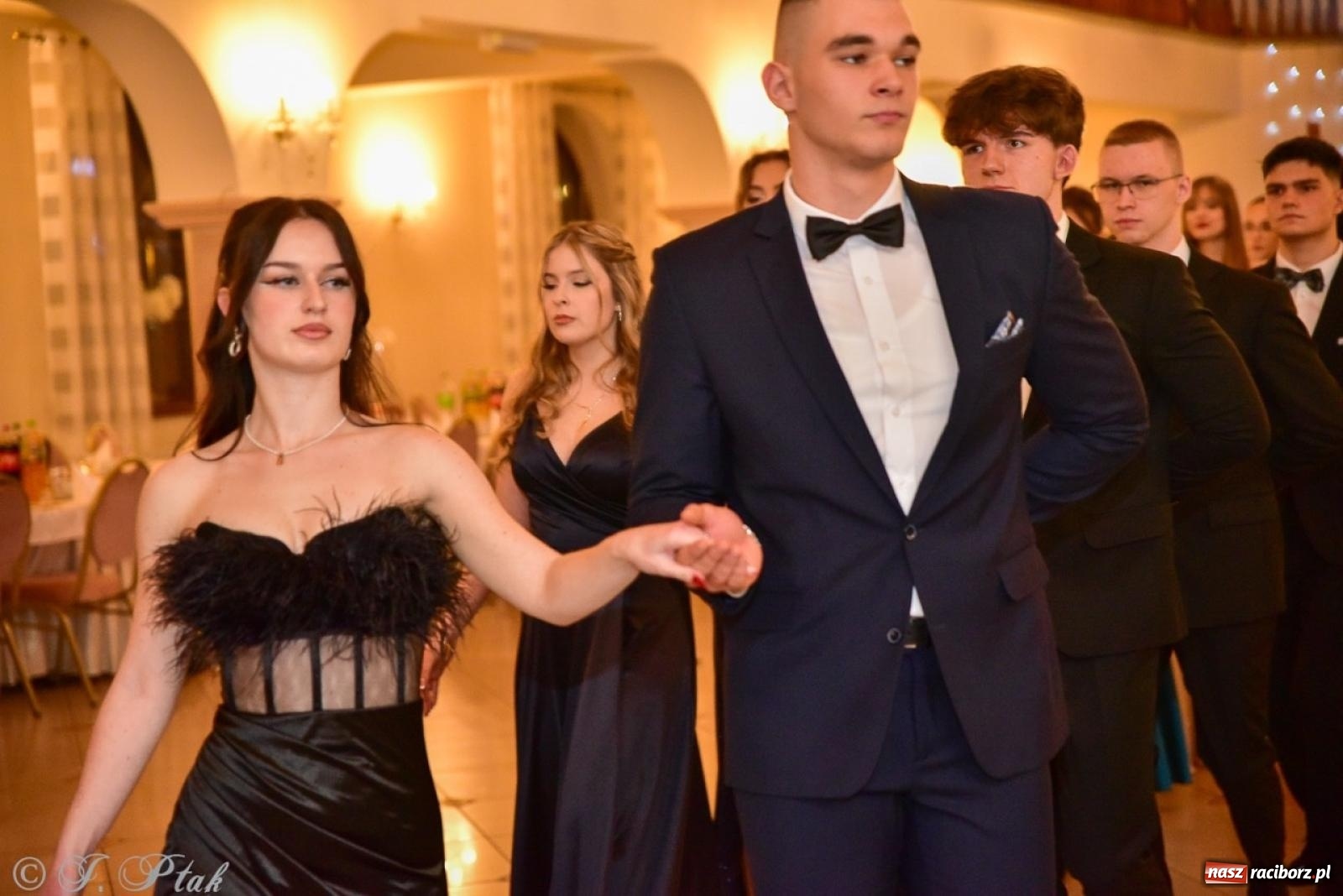 Zdjęcie w galerii na portalu naszraciborz.pl: Studniówka II LO w Raciborzu na bis: polonez, humor i tradycja [FOTO] wiadomości z regionu