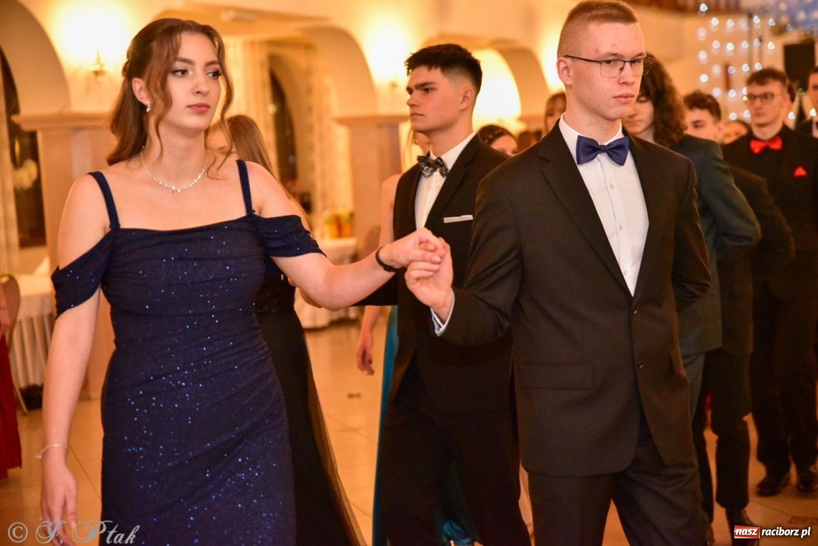 Zdjęcie w galerii na portalu naszraciborz.pl: Studniówka II LO w Raciborzu na bis: polonez, humor i tradycja [FOTO] wiadomości z regionu