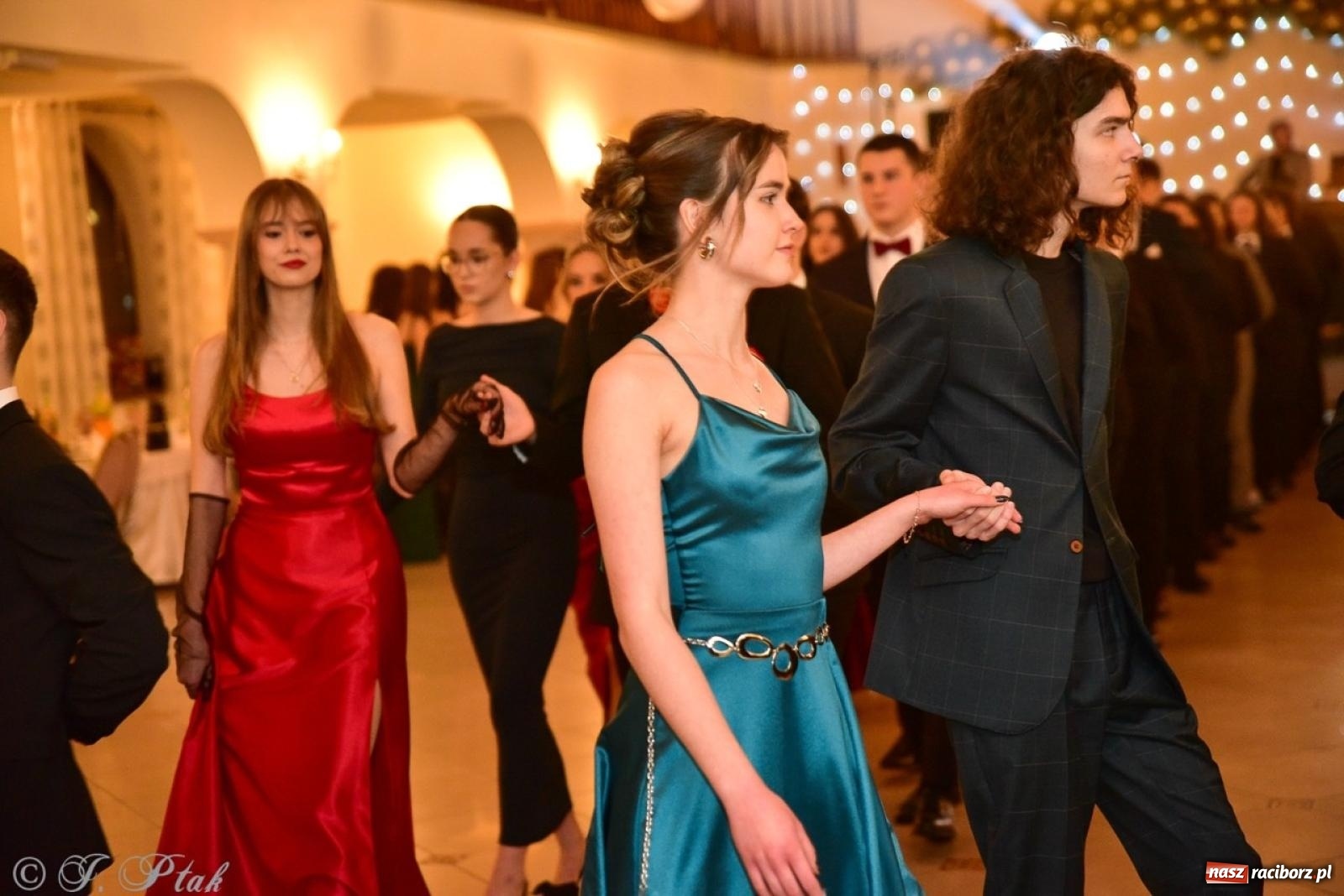 Zdjęcie w galerii na portalu naszraciborz.pl: Studniówka II LO w Raciborzu na bis: polonez, humor i tradycja [FOTO] wiadomości z regionu