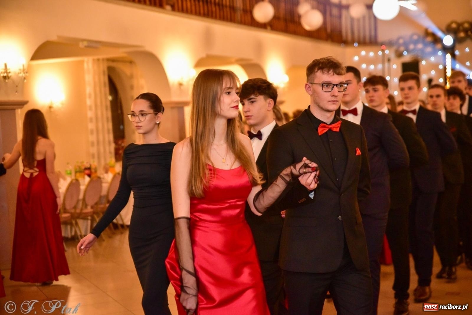 Zdjęcie w galerii na portalu naszraciborz.pl: Studniówka II LO w Raciborzu na bis: polonez, humor i tradycja [FOTO] wiadomości z regionu