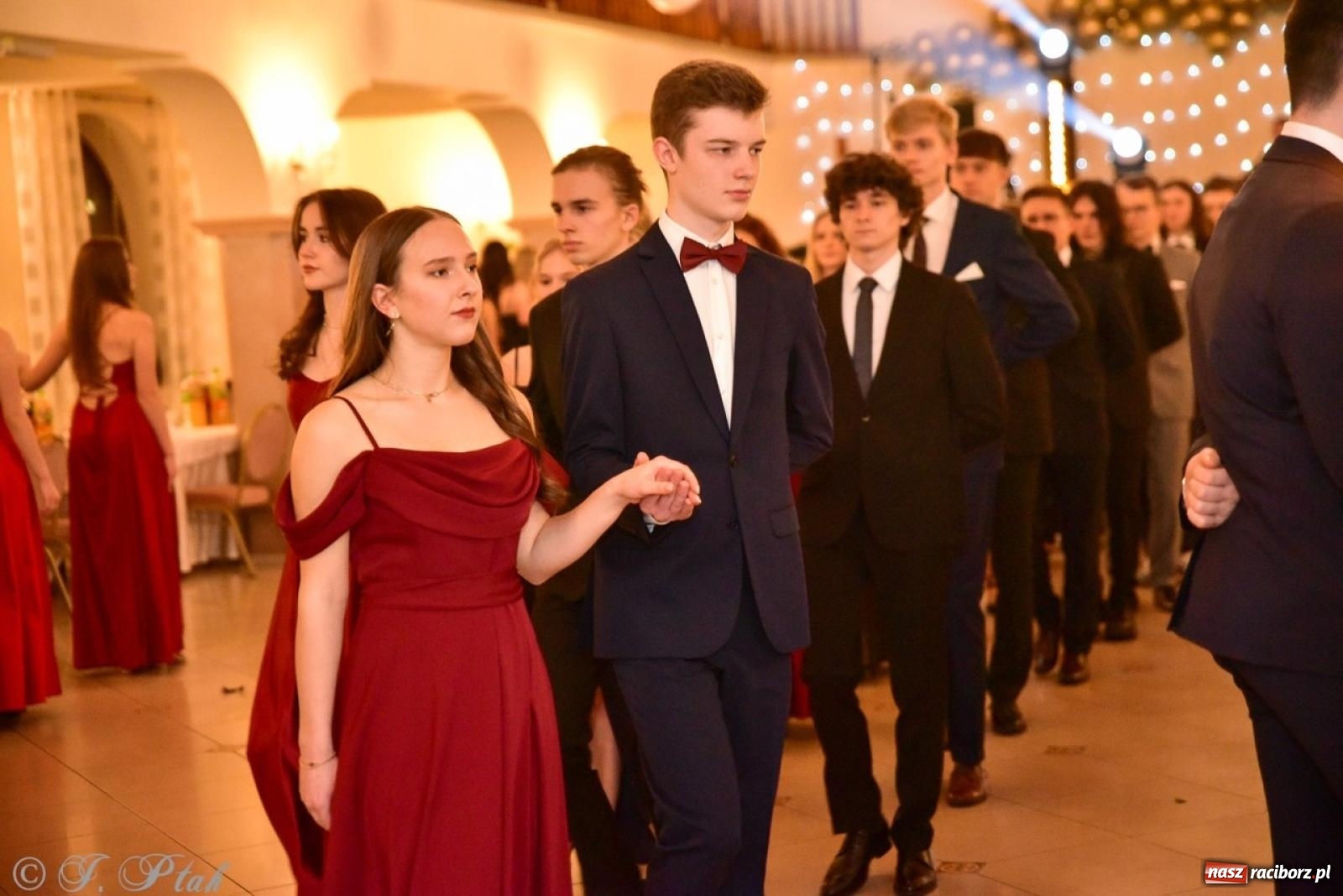 Zdjęcie w galerii na portalu naszraciborz.pl: Studniówka II LO w Raciborzu na bis: polonez, humor i tradycja [FOTO] wiadomości z regionu