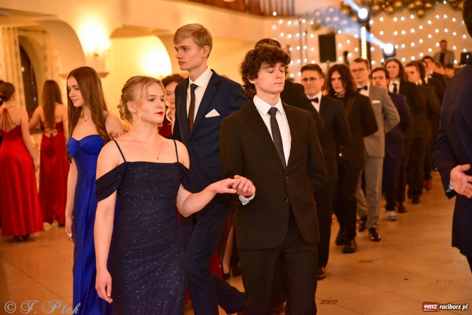 Zdjęcie w galerii na portalu naszraciborz.pl: Studniówka II LO w Raciborzu na bis: polonez, humor i tradycja [FOTO] wiadomości z regionu