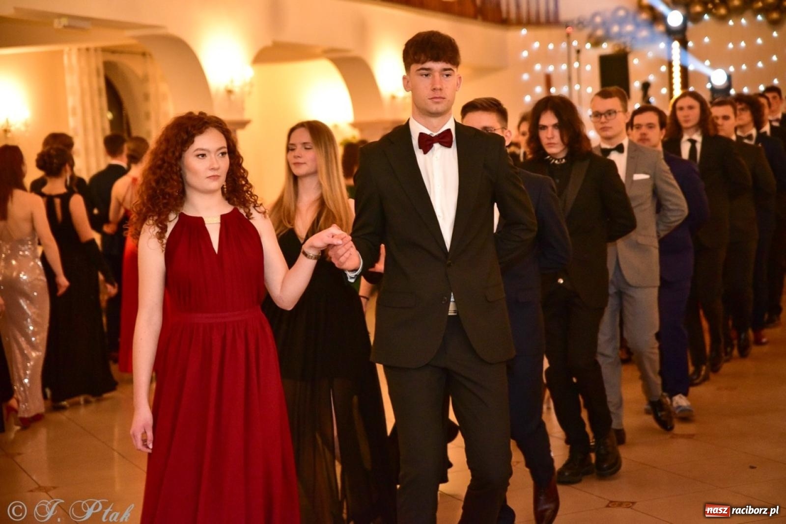 Zdjęcie w galerii na portalu naszraciborz.pl: Studniówka II LO w Raciborzu na bis: polonez, humor i tradycja [FOTO] wiadomości z regionu