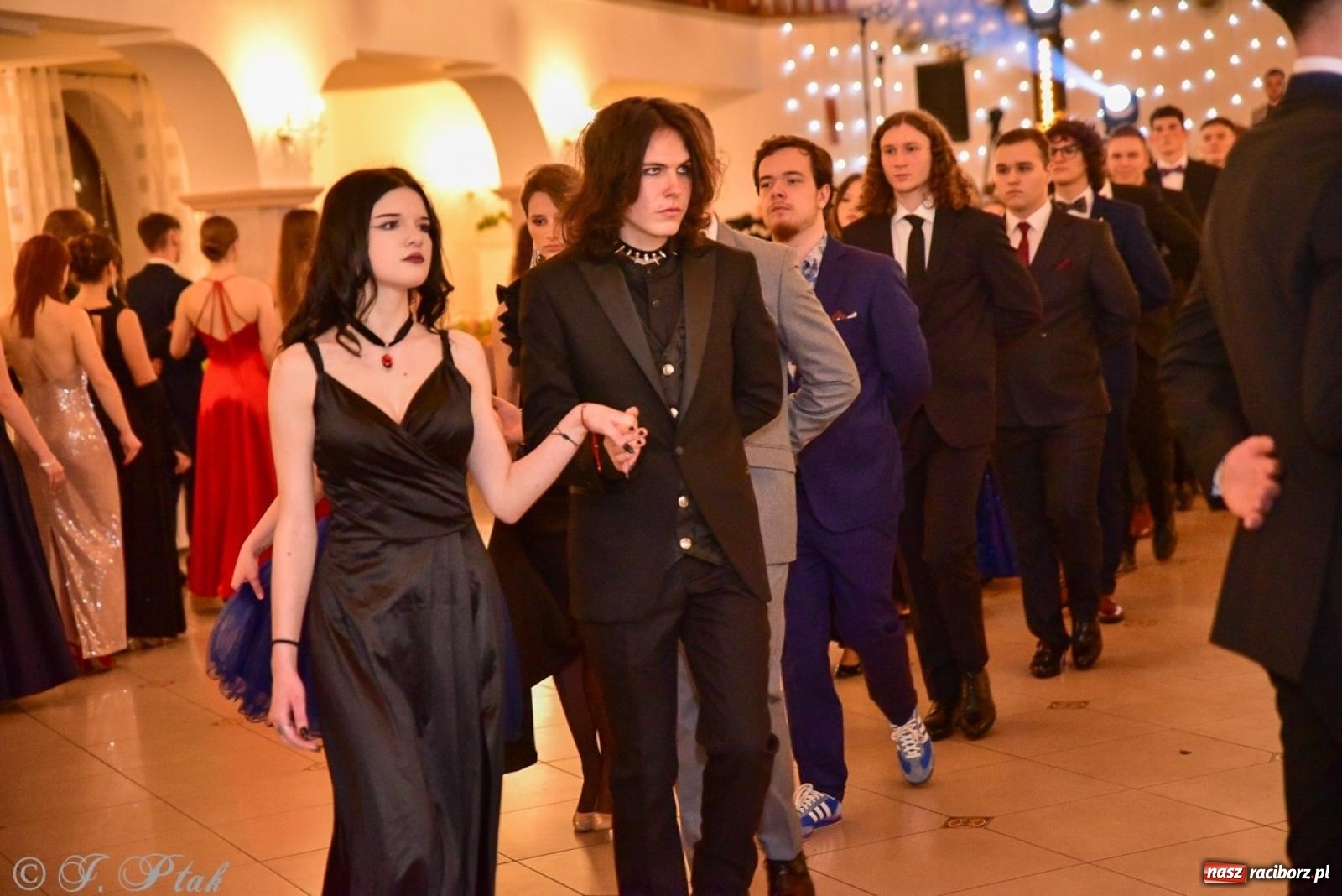 Zdjęcie w galerii na portalu naszraciborz.pl: Studniówka II LO w Raciborzu na bis: polonez, humor i tradycja [FOTO] wiadomości z regionu