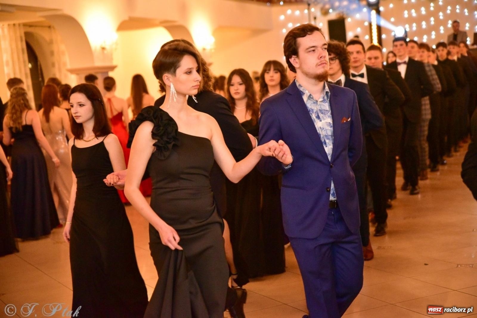 Zdjęcie w galerii na portalu naszraciborz.pl: Studniówka II LO w Raciborzu na bis: polonez, humor i tradycja [FOTO] wiadomości z regionu