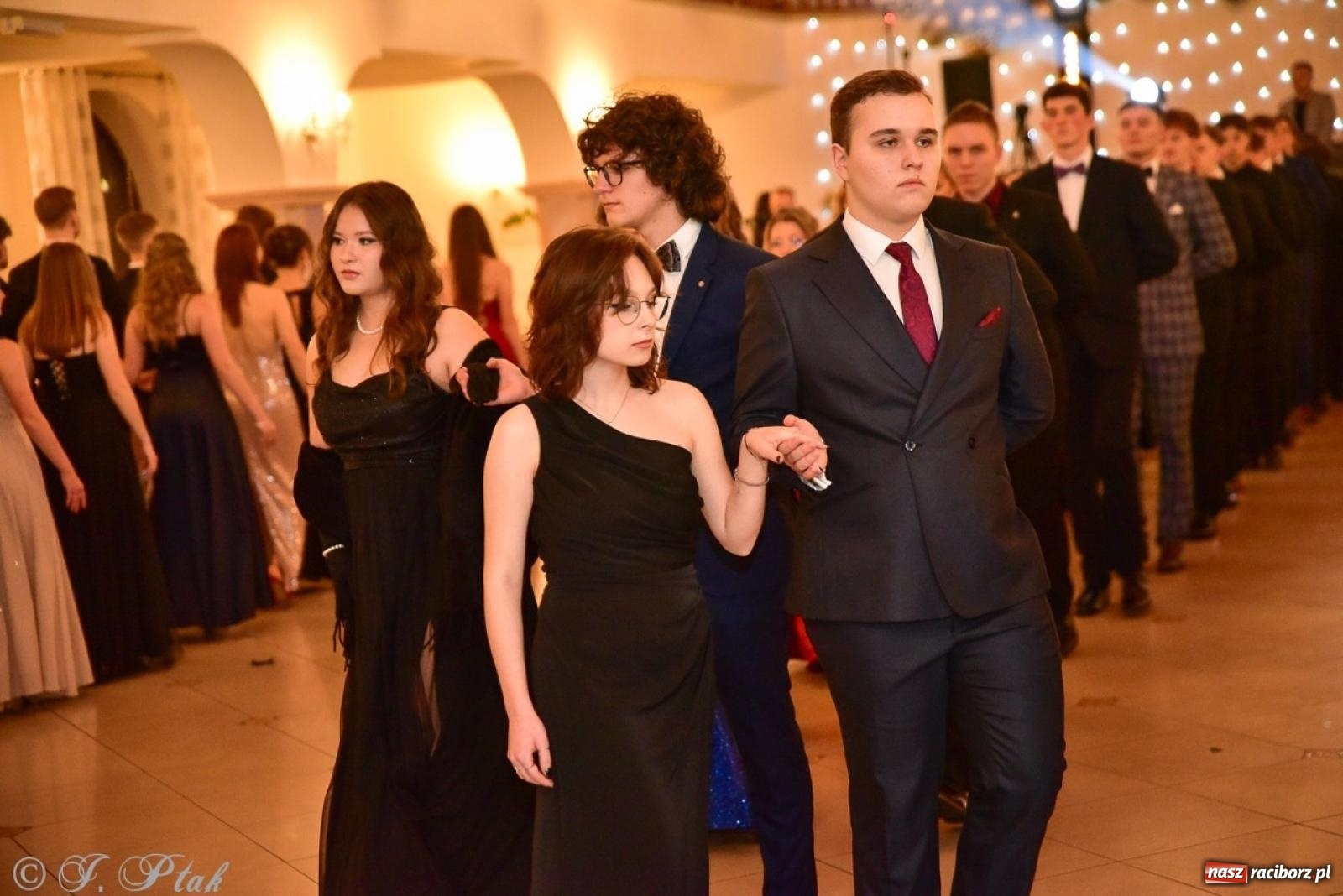 Zdjęcie w galerii na portalu naszraciborz.pl: Studniówka II LO w Raciborzu na bis: polonez, humor i tradycja [FOTO] wiadomości z regionu