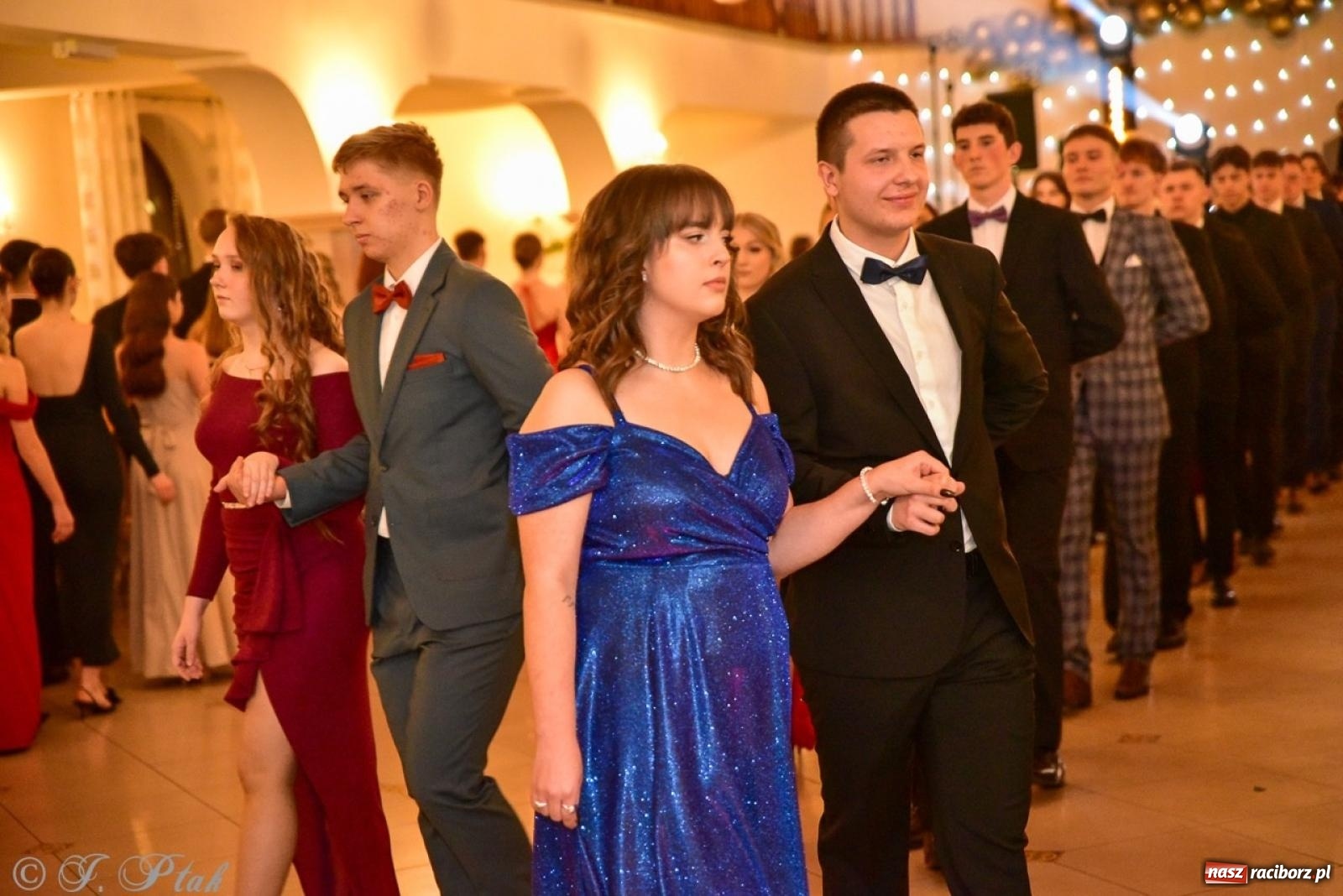 Zdjęcie w galerii na portalu naszraciborz.pl: Studniówka II LO w Raciborzu na bis: polonez, humor i tradycja [FOTO] wiadomości z regionu