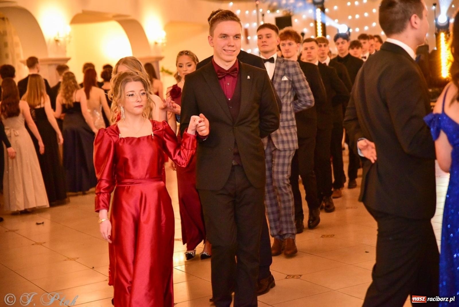 Zdjęcie w galerii na portalu naszraciborz.pl: Studniówka II LO w Raciborzu na bis: polonez, humor i tradycja [FOTO] wiadomości z regionu