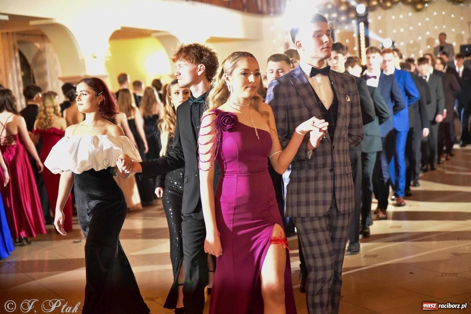 Zdjęcie w galerii na portalu naszraciborz.pl: Studniówka II LO w Raciborzu na bis: polonez, humor i tradycja [FOTO] wiadomości z regionu