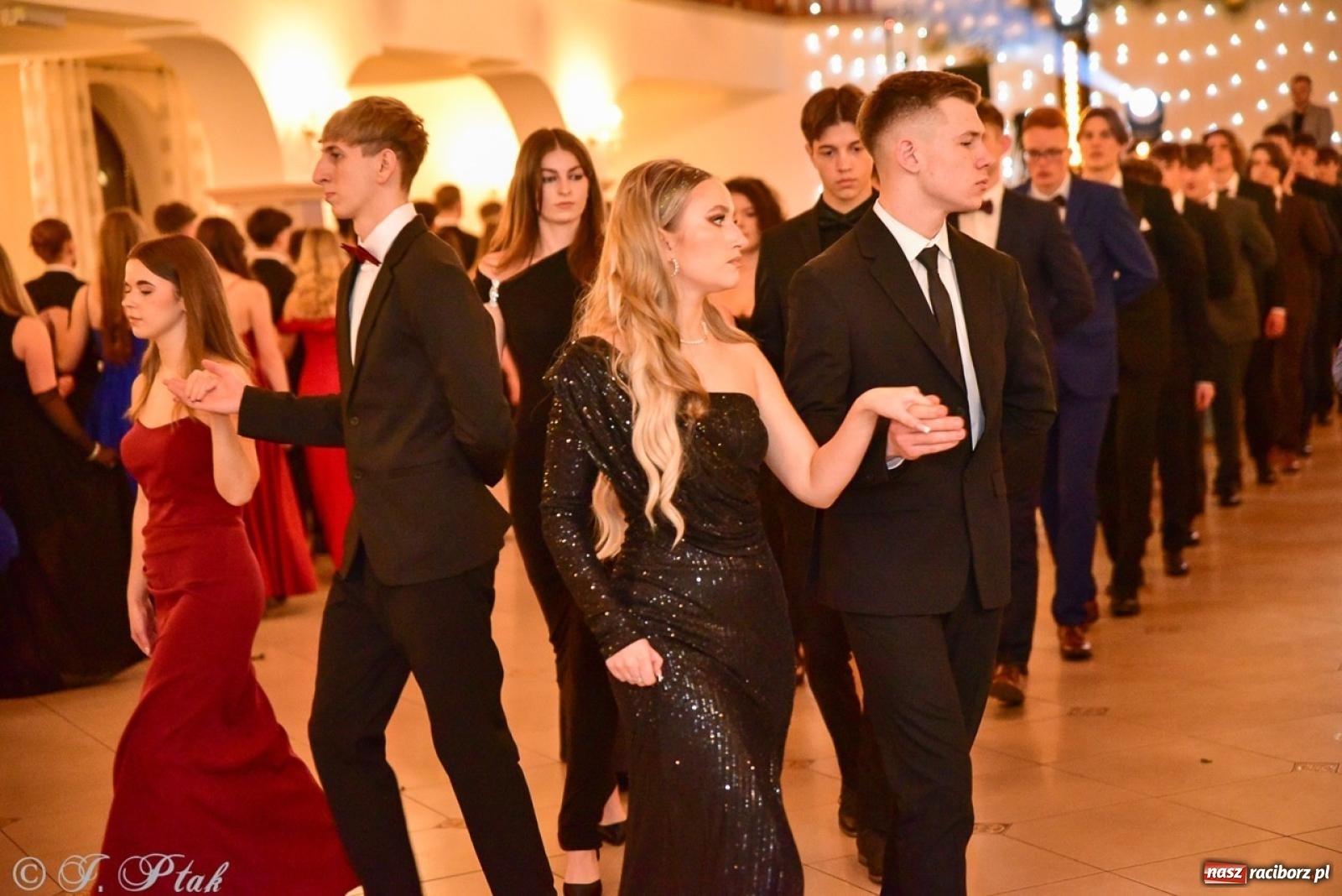 Zdjęcie w galerii na portalu naszraciborz.pl: Studniówka II LO w Raciborzu na bis: polonez, humor i tradycja [FOTO] wiadomości z regionu