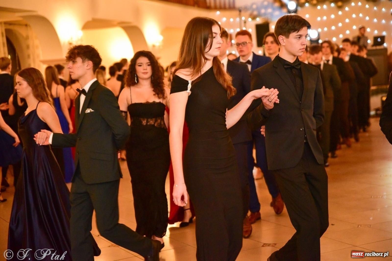 Zdjęcie w galerii na portalu naszraciborz.pl: Studniówka II LO w Raciborzu na bis: polonez, humor i tradycja [FOTO] wiadomości z regionu