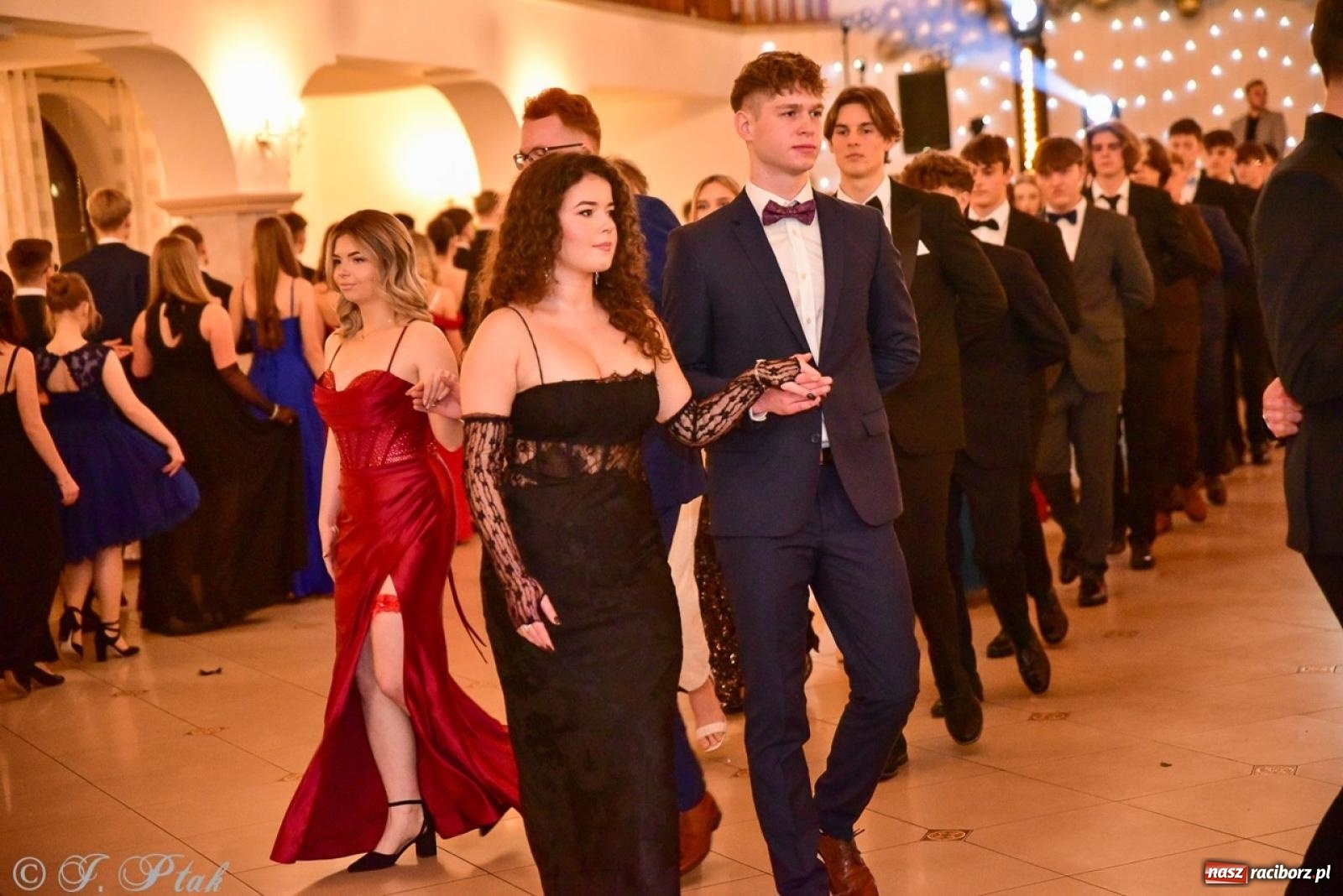 Zdjęcie w galerii na portalu naszraciborz.pl: Studniówka II LO w Raciborzu na bis: polonez, humor i tradycja [FOTO] wiadomości z regionu