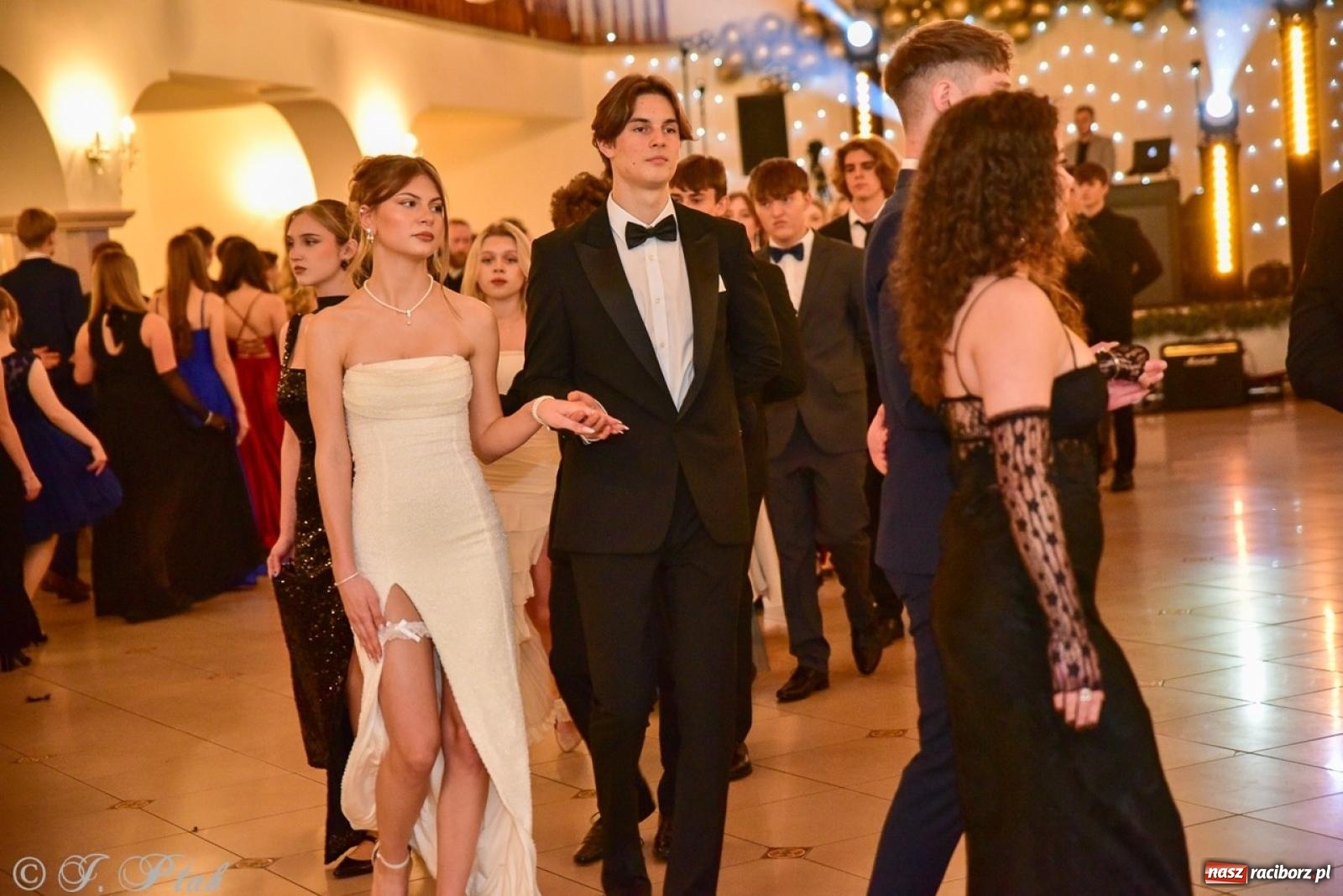 Zdjęcie w galerii na portalu naszraciborz.pl: Studniówka II LO w Raciborzu na bis: polonez, humor i tradycja [FOTO] wiadomości z regionu