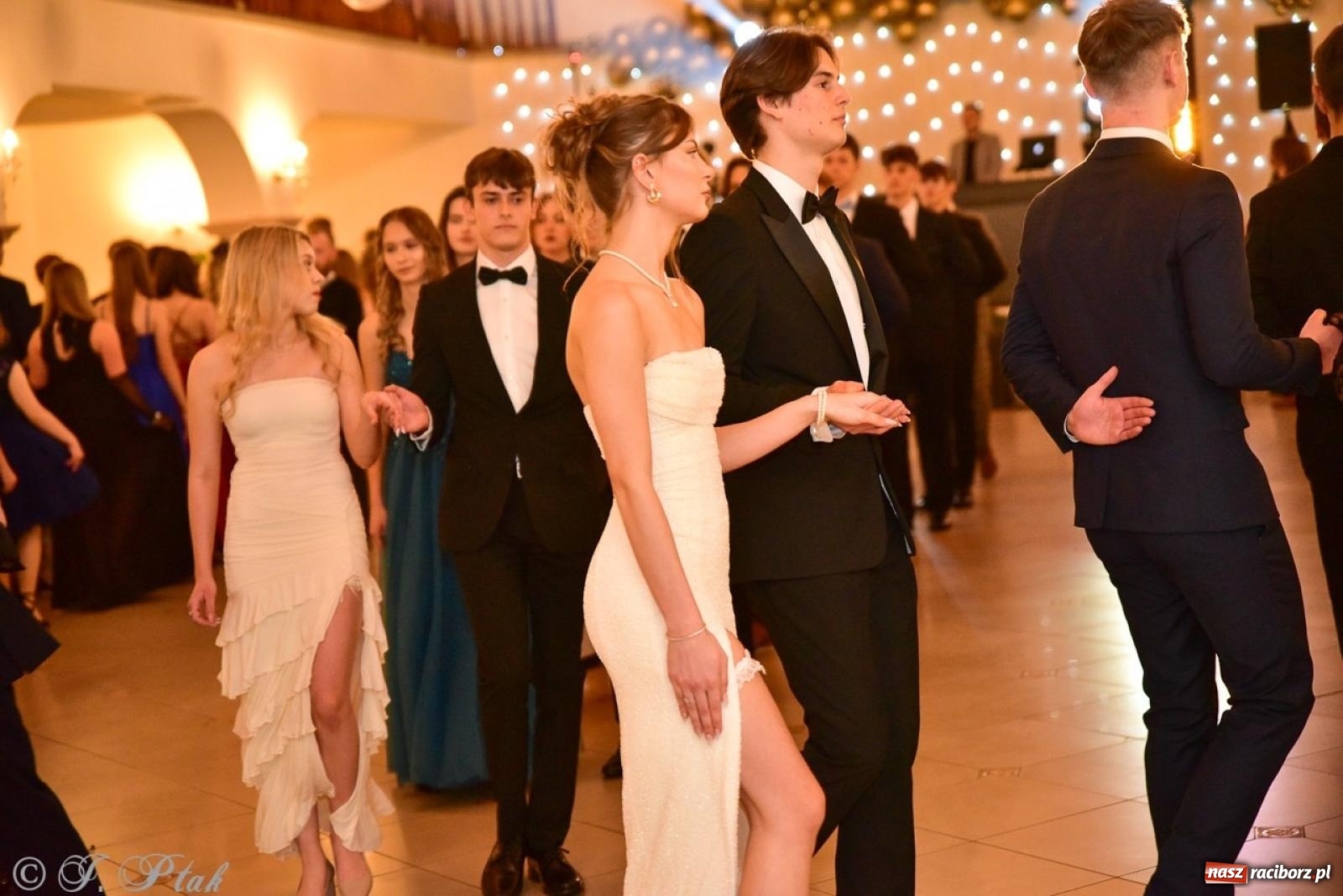 Zdjęcie w galerii na portalu naszraciborz.pl: Studniówka II LO w Raciborzu na bis: polonez, humor i tradycja [FOTO] wiadomości z regionu