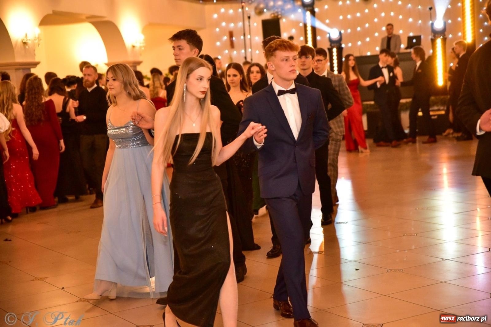 Zdjęcie w galerii na portalu naszraciborz.pl: Studniówka II LO w Raciborzu na bis: polonez, humor i tradycja [FOTO] wiadomości z regionu