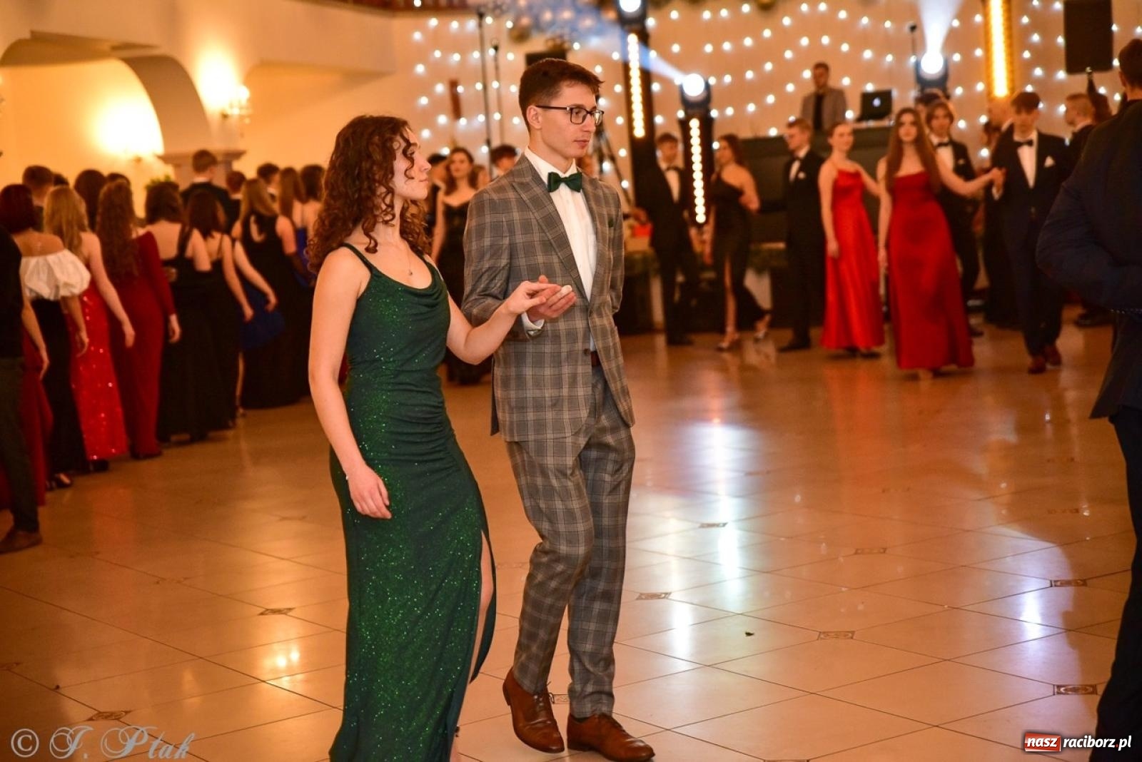 Zdjęcie w galerii na portalu naszraciborz.pl: Studniówka II LO w Raciborzu na bis: polonez, humor i tradycja [FOTO] wiadomości z regionu