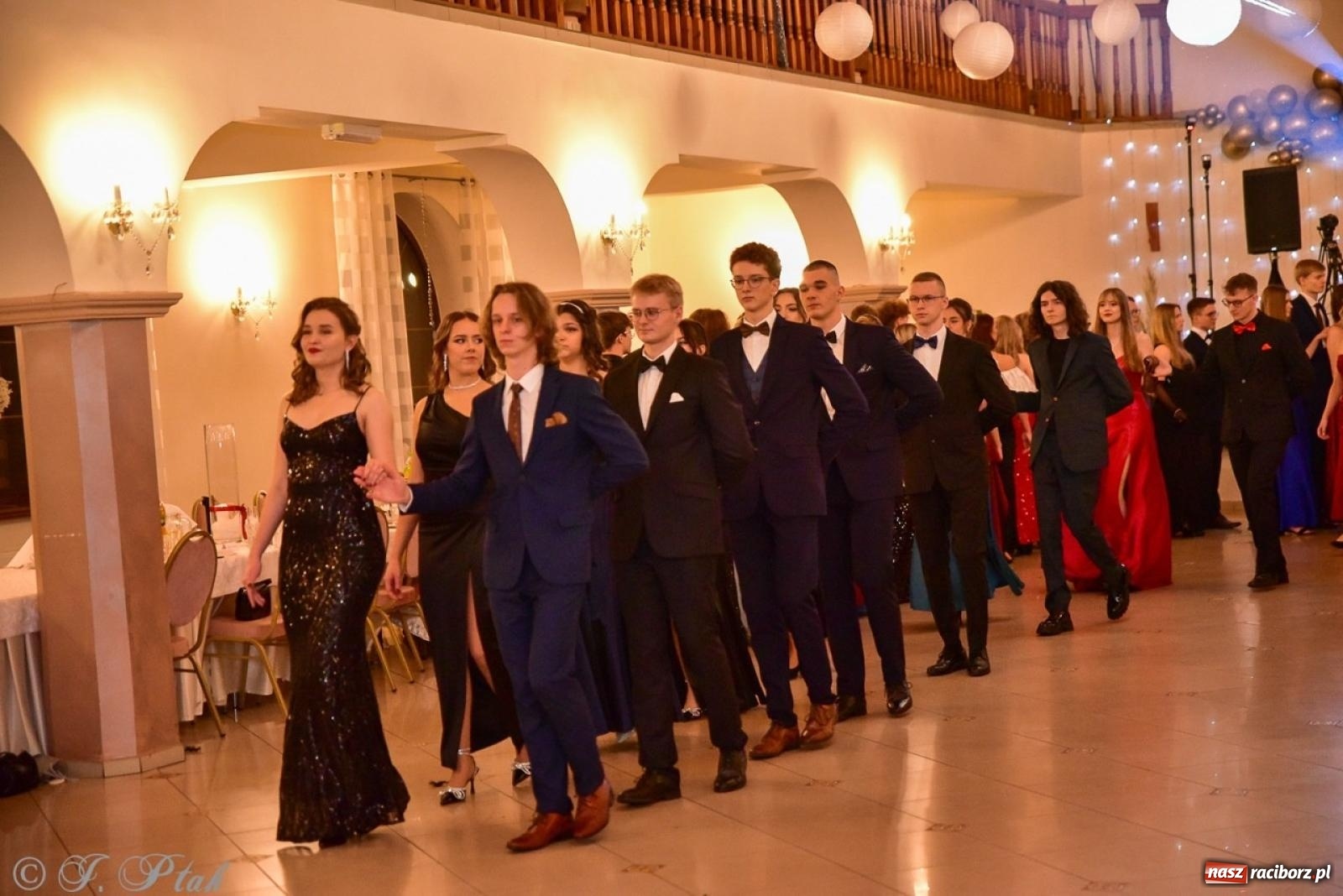 Zdjęcie w galerii na portalu naszraciborz.pl: Studniówka II LO w Raciborzu na bis: polonez, humor i tradycja [FOTO] wiadomości z regionu