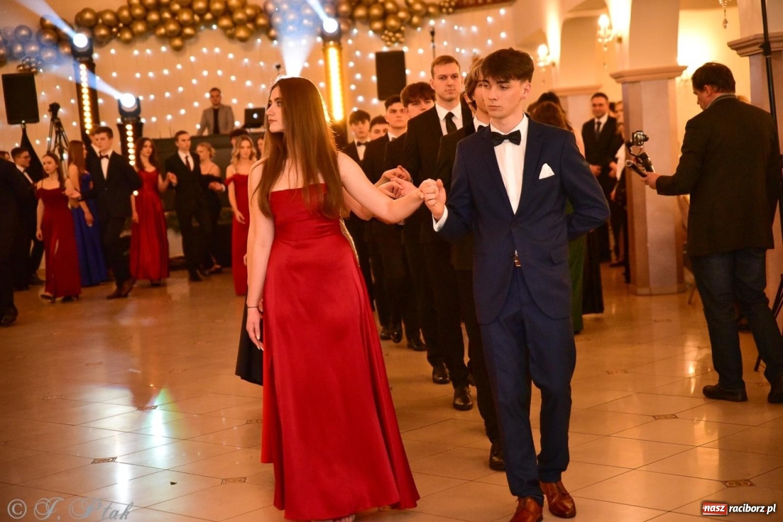 Zdjęcie w galerii na portalu naszraciborz.pl: Studniówka II LO w Raciborzu na bis: polonez, humor i tradycja [FOTO] wiadomości z regionu