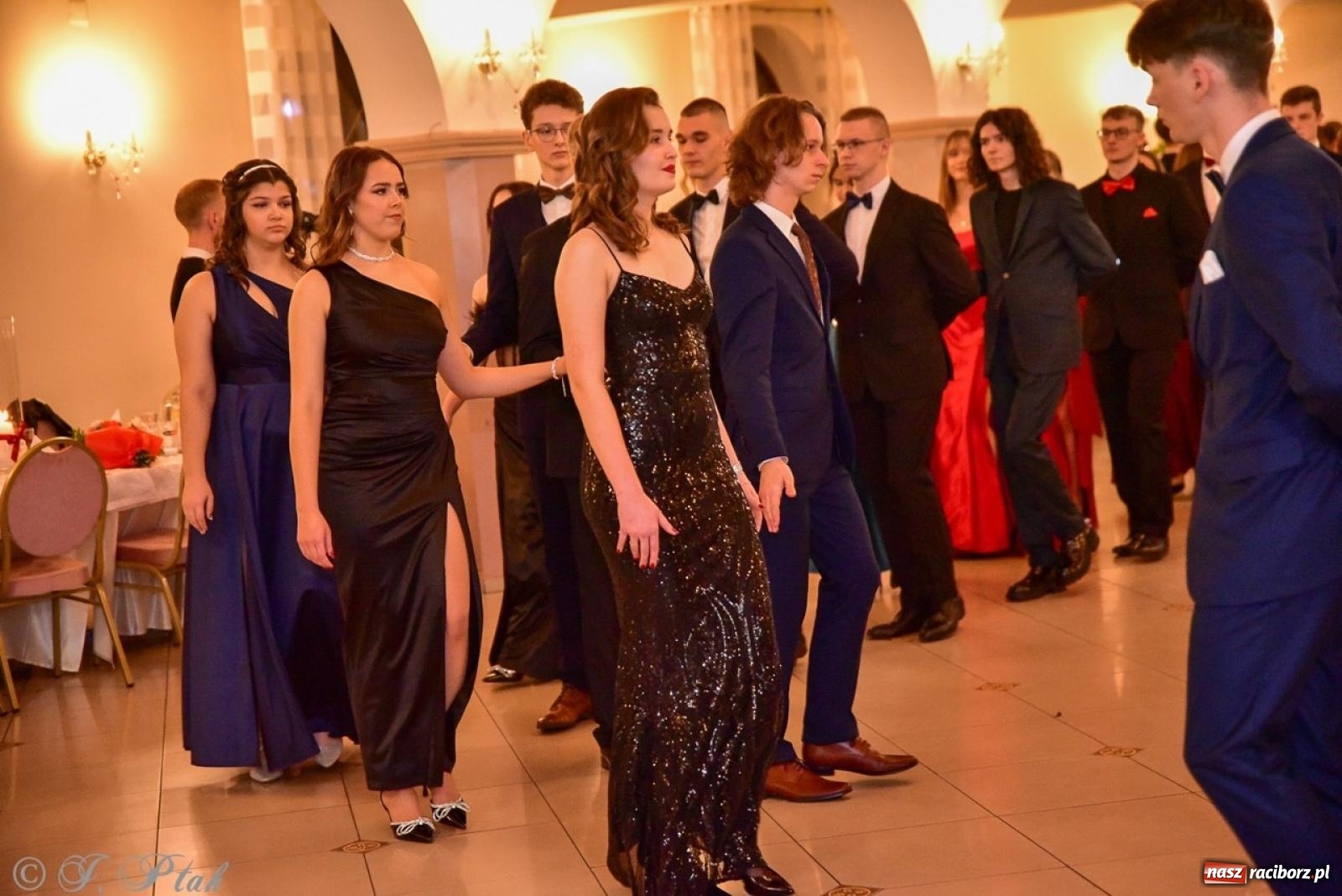 Zdjęcie w galerii na portalu naszraciborz.pl: Studniówka II LO w Raciborzu na bis: polonez, humor i tradycja [FOTO] wiadomości z regionu