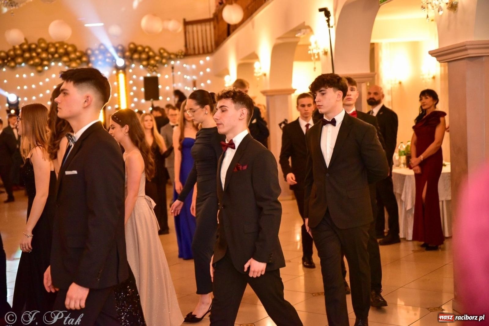 Zdjęcie w galerii na portalu naszraciborz.pl: Studniówka II LO w Raciborzu na bis: polonez, humor i tradycja [FOTO] wiadomości z regionu