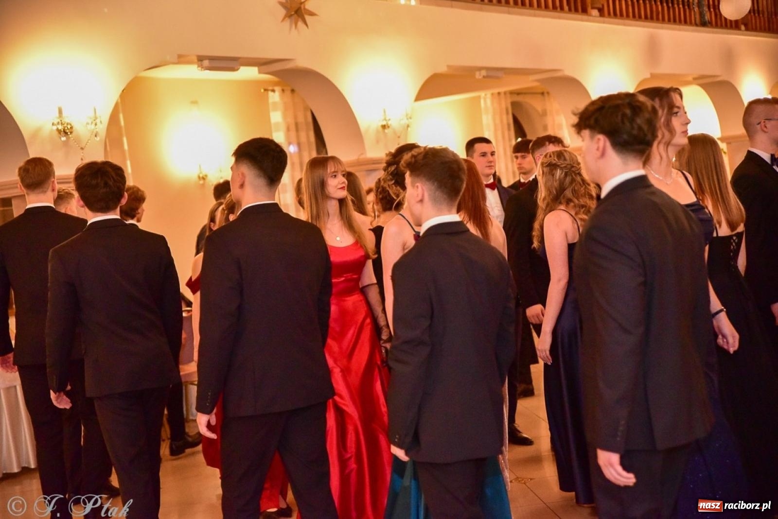 Zdjęcie w galerii na portalu naszraciborz.pl: Studniówka II LO w Raciborzu na bis: polonez, humor i tradycja [FOTO] wiadomości z regionu