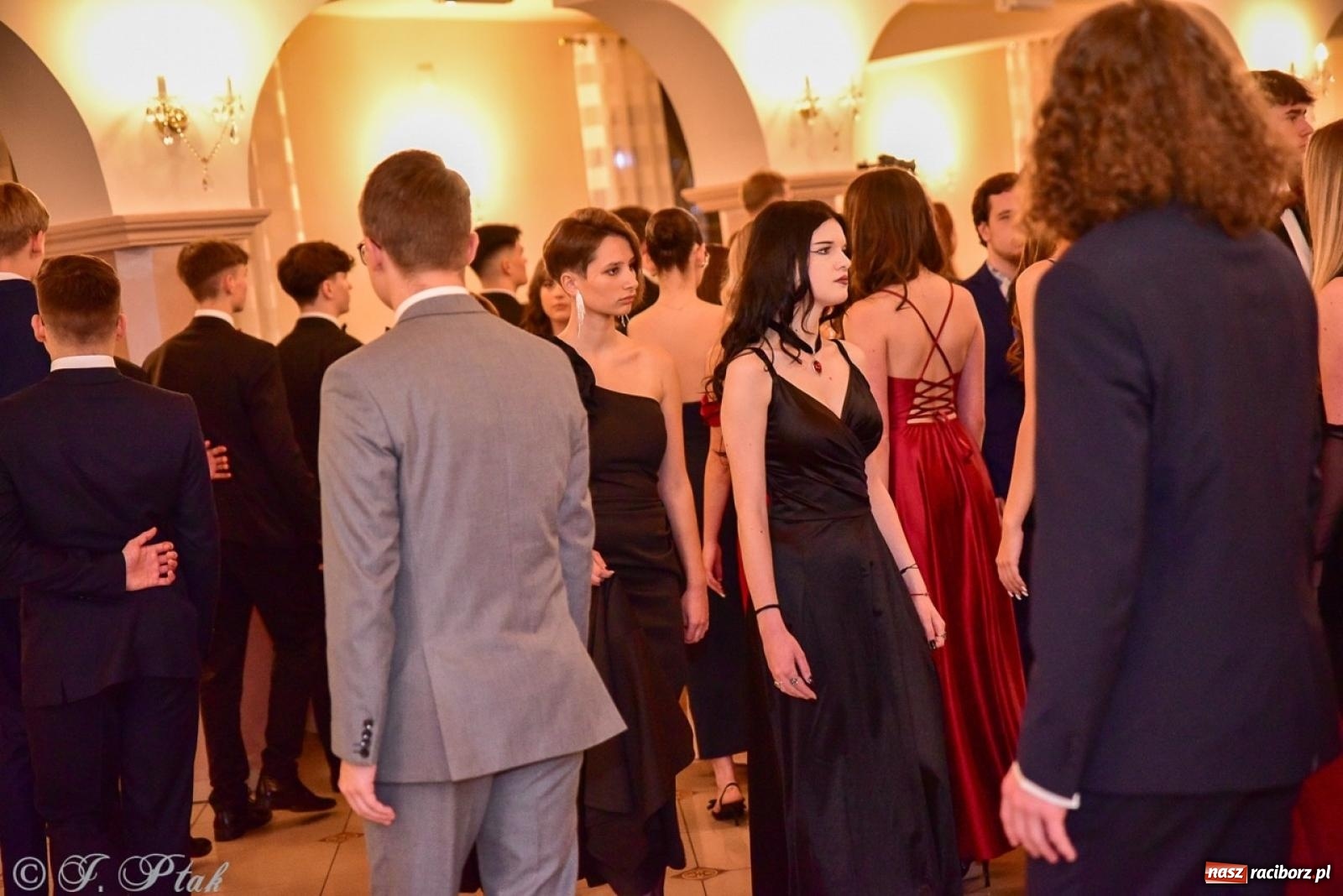 Zdjęcie w galerii na portalu naszraciborz.pl: Studniówka II LO w Raciborzu na bis: polonez, humor i tradycja [FOTO] wiadomości z regionu