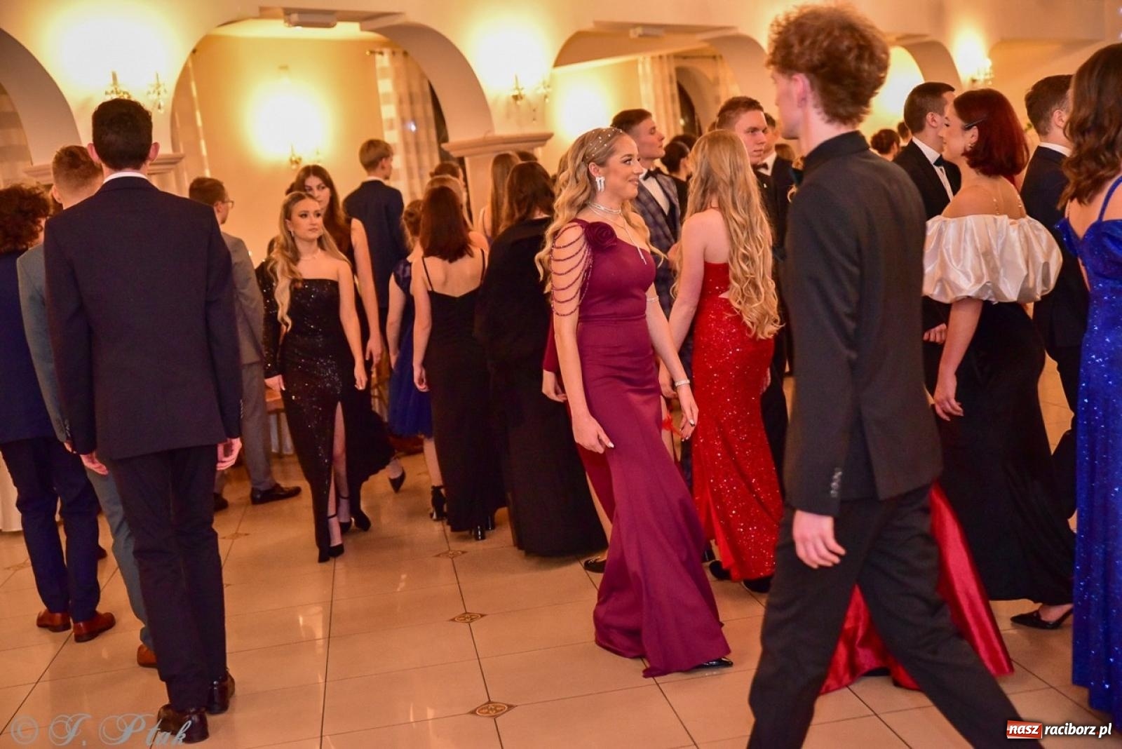 Zdjęcie w galerii na portalu naszraciborz.pl: Studniówka II LO w Raciborzu na bis: polonez, humor i tradycja [FOTO] wiadomości z regionu