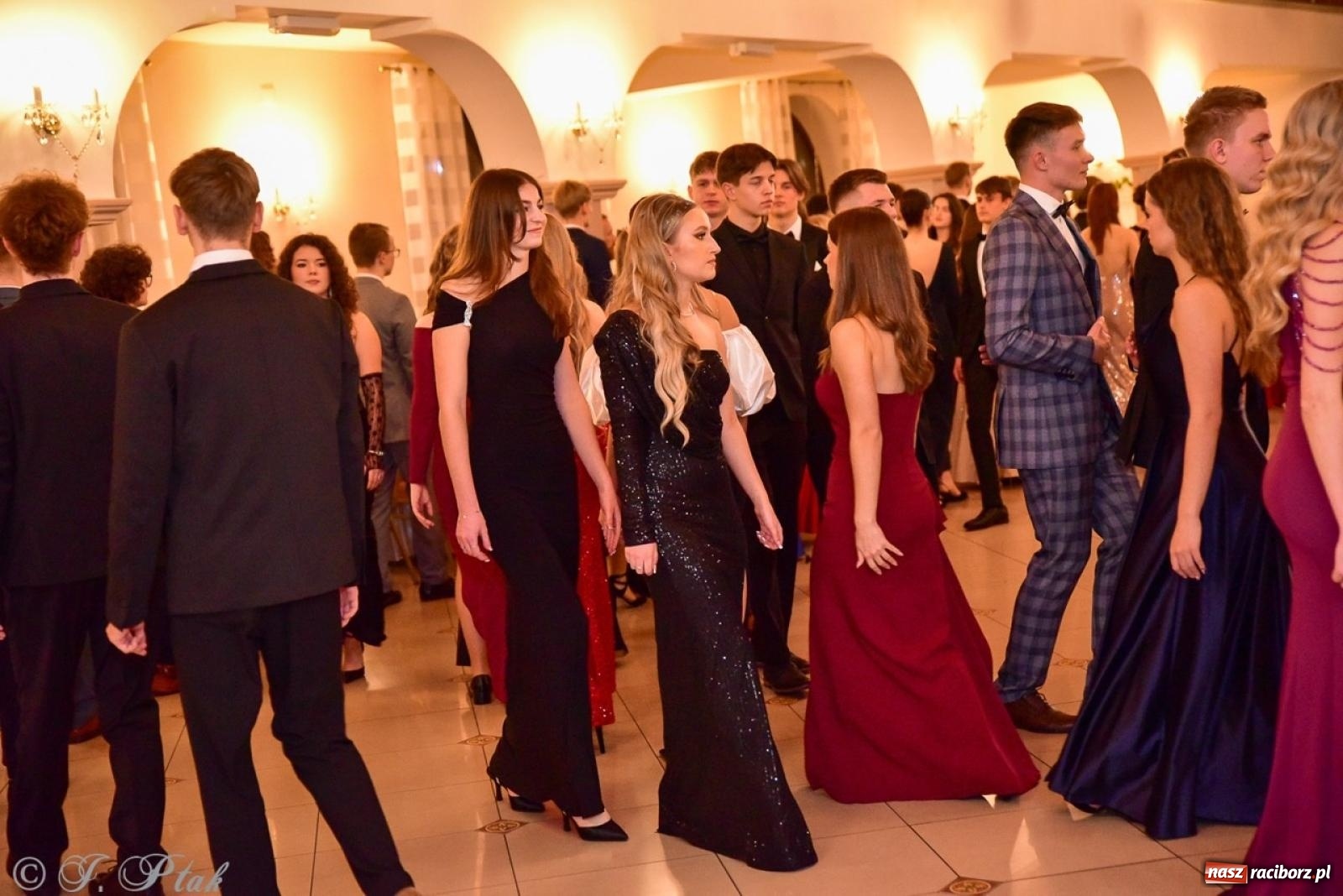 Zdjęcie w galerii na portalu naszraciborz.pl: Studniówka II LO w Raciborzu na bis: polonez, humor i tradycja [FOTO] wiadomości z regionu