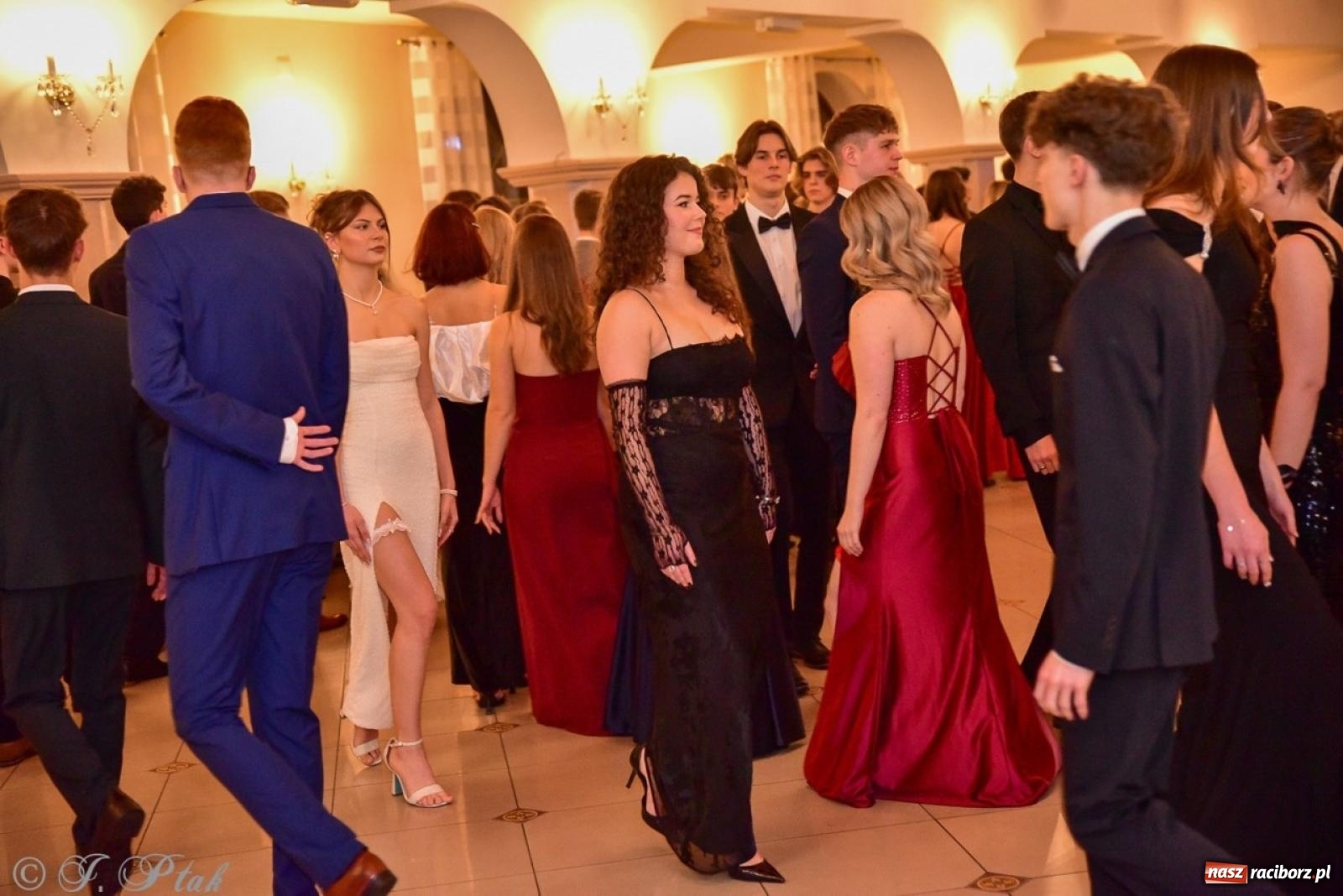 Zdjęcie w galerii na portalu naszraciborz.pl: Studniówka II LO w Raciborzu na bis: polonez, humor i tradycja [FOTO] wiadomości z regionu