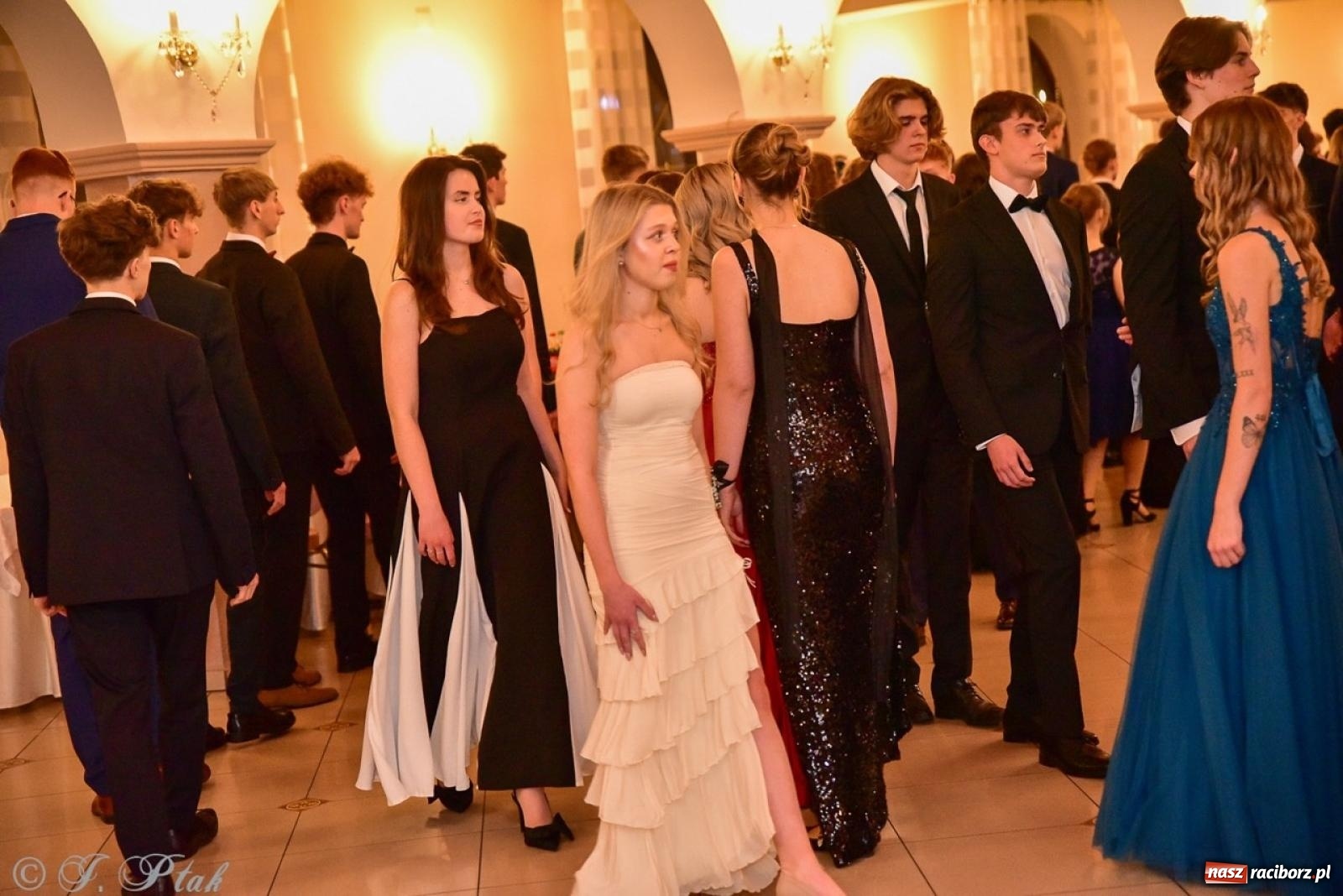 Zdjęcie w galerii na portalu naszraciborz.pl: Studniówka II LO w Raciborzu na bis: polonez, humor i tradycja [FOTO] wiadomości z regionu