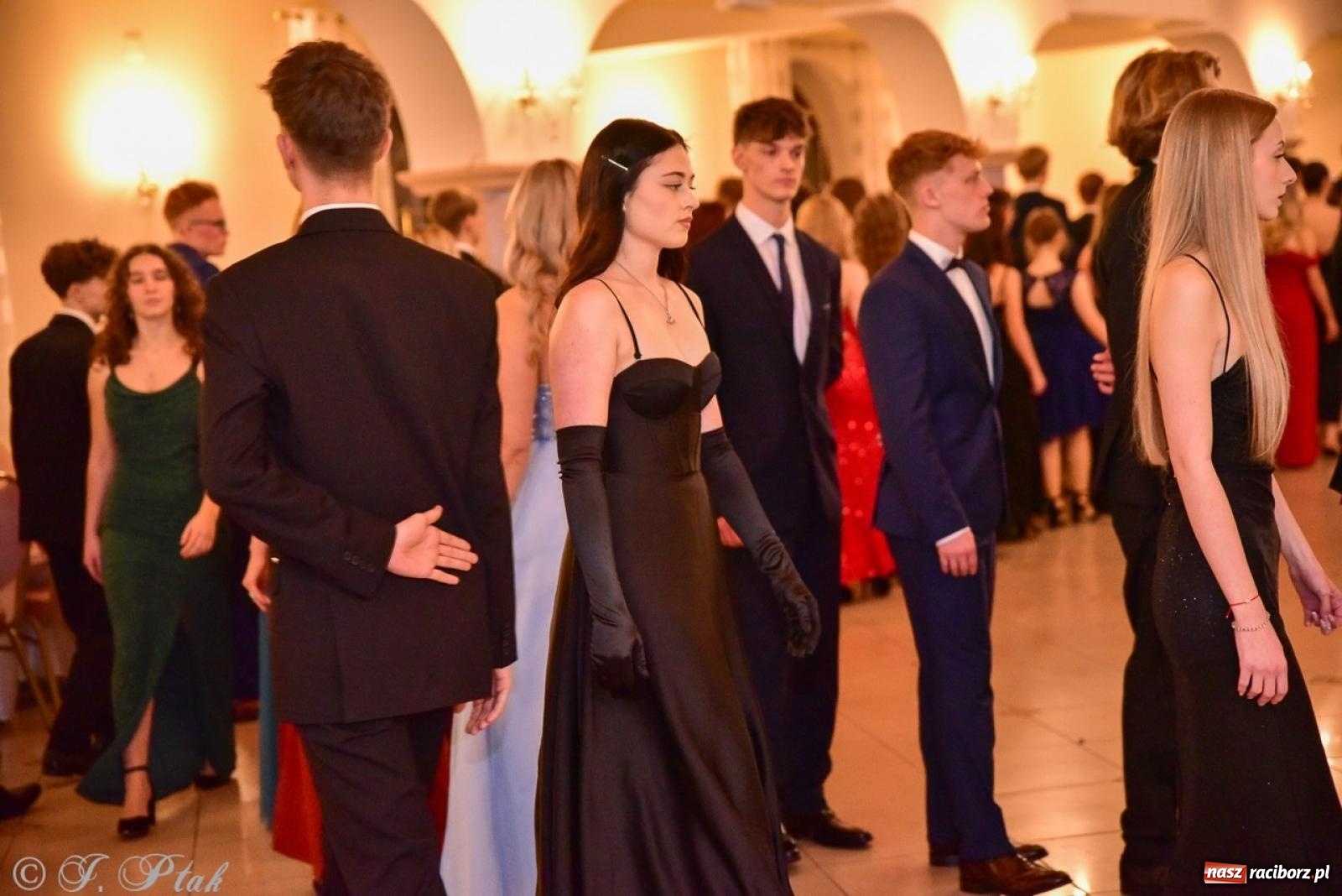 Zdjęcie w galerii na portalu naszraciborz.pl: Studniówka II LO w Raciborzu na bis: polonez, humor i tradycja [FOTO] wiadomości z regionu