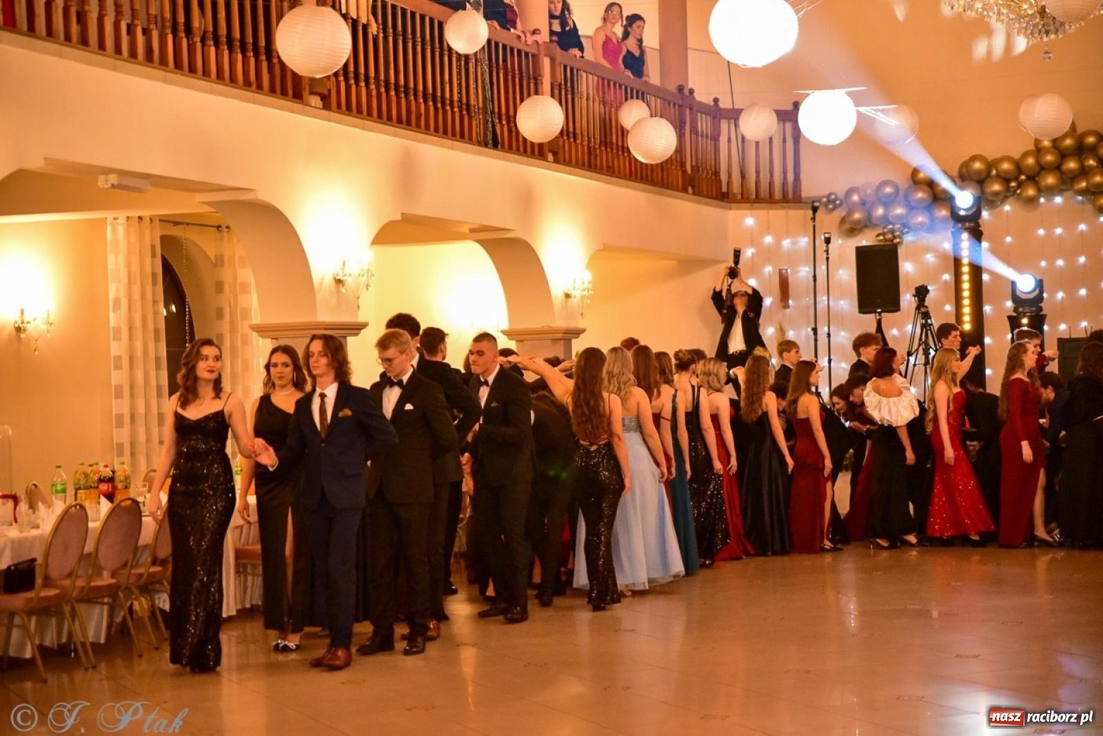 Zdjęcie w galerii na portalu naszraciborz.pl: Studniówka II LO w Raciborzu na bis: polonez, humor i tradycja [FOTO] wiadomości z regionu