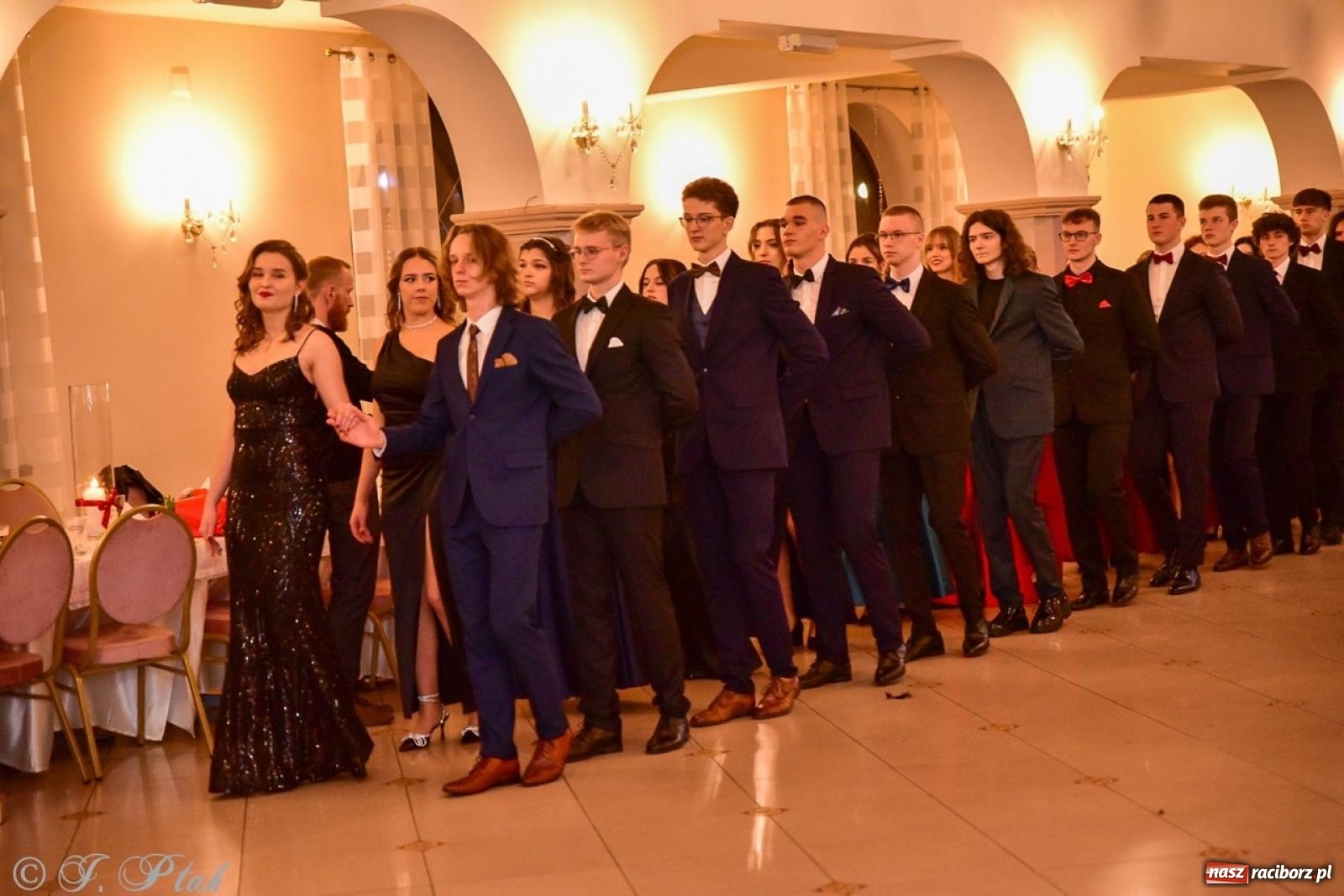 Zdjęcie w galerii na portalu naszraciborz.pl: Studniówka II LO w Raciborzu na bis: polonez, humor i tradycja [FOTO] wiadomości z regionu