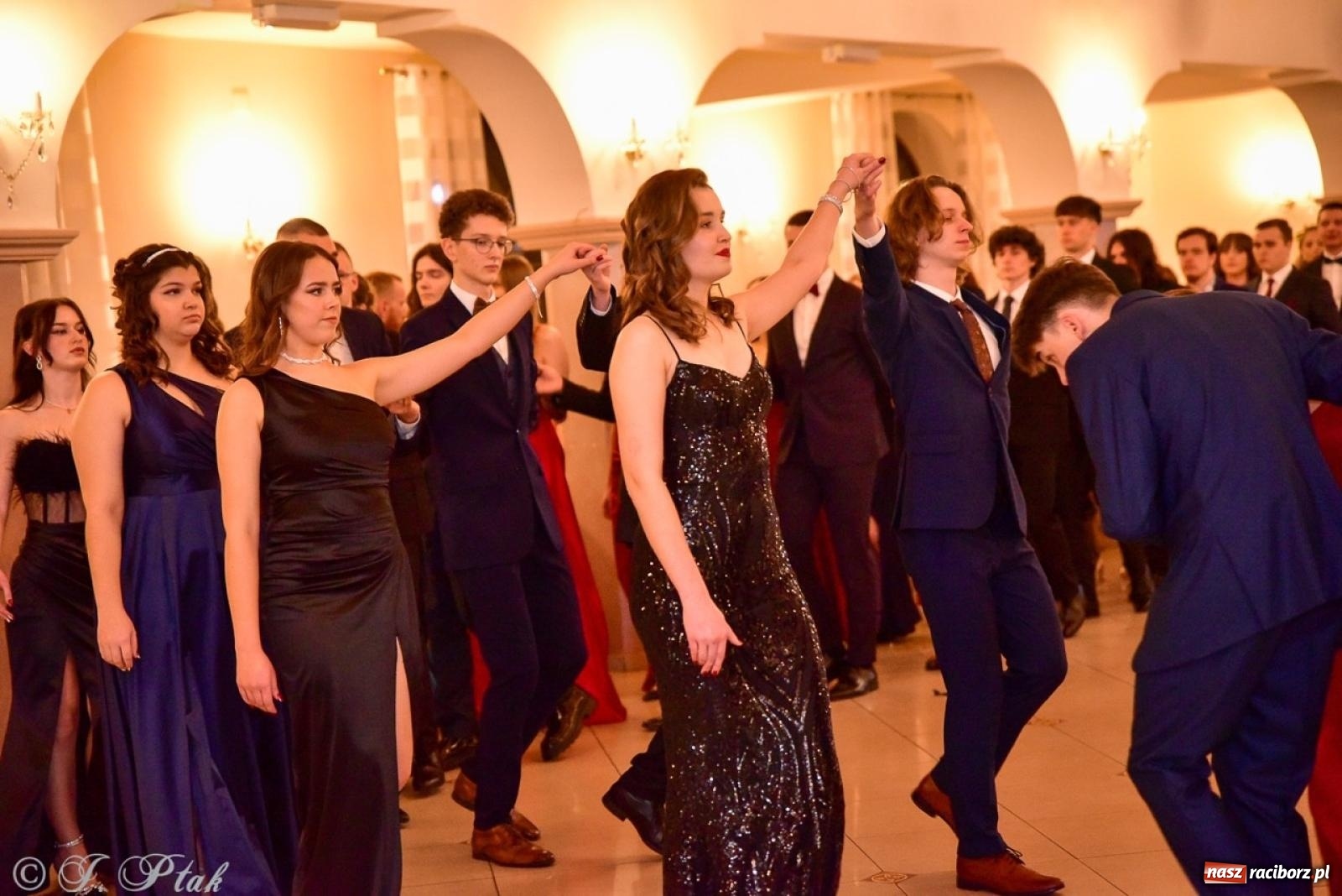 Zdjęcie w galerii na portalu naszraciborz.pl: Studniówka II LO w Raciborzu na bis: polonez, humor i tradycja [FOTO] wiadomości z regionu