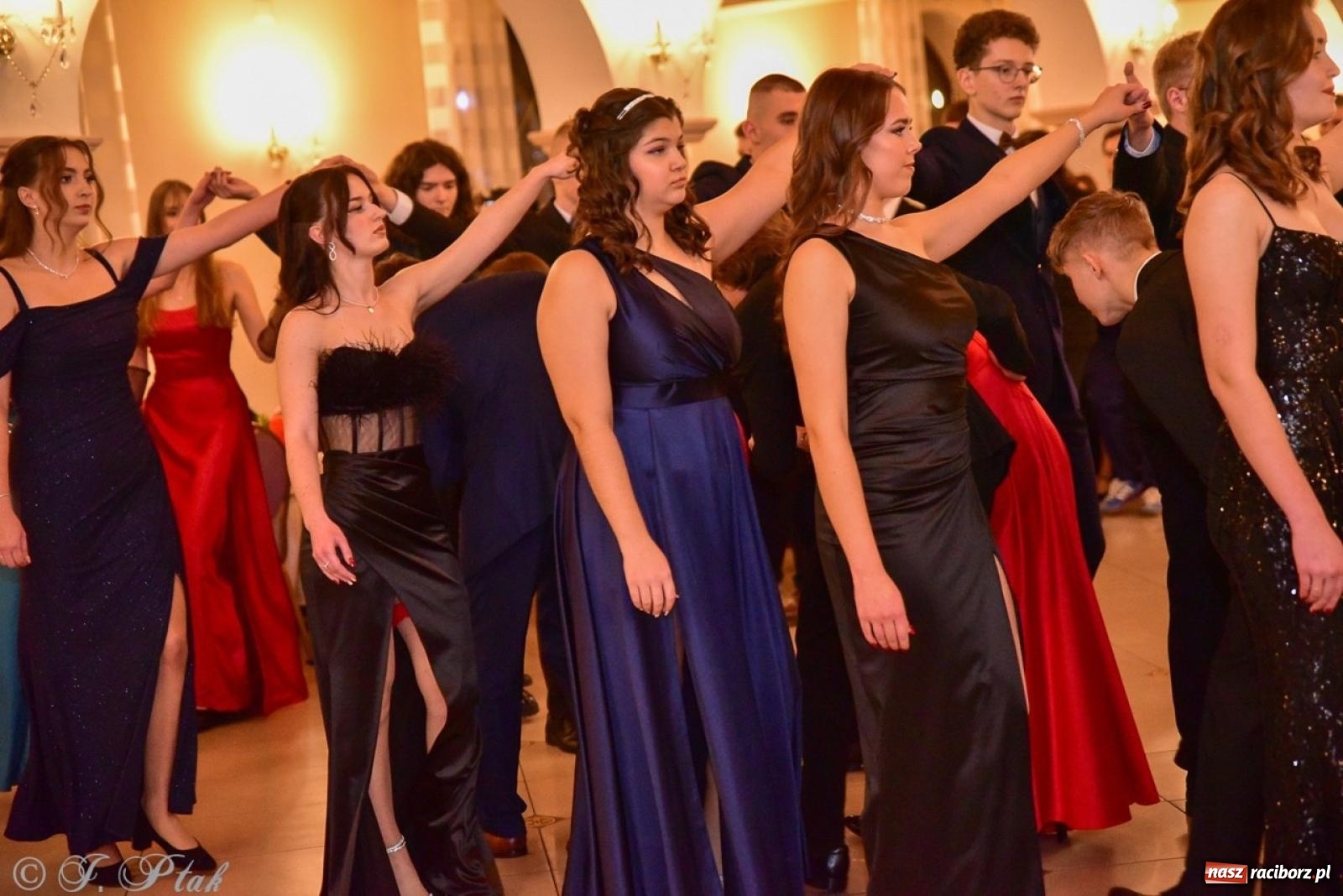 Zdjęcie w galerii na portalu naszraciborz.pl: Studniówka II LO w Raciborzu na bis: polonez, humor i tradycja [FOTO] wiadomości z regionu