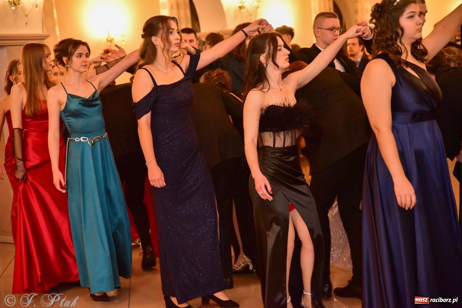 Zdjęcie w galerii na portalu naszraciborz.pl: Studniówka II LO w Raciborzu na bis: polonez, humor i tradycja [FOTO] wiadomości z regionu