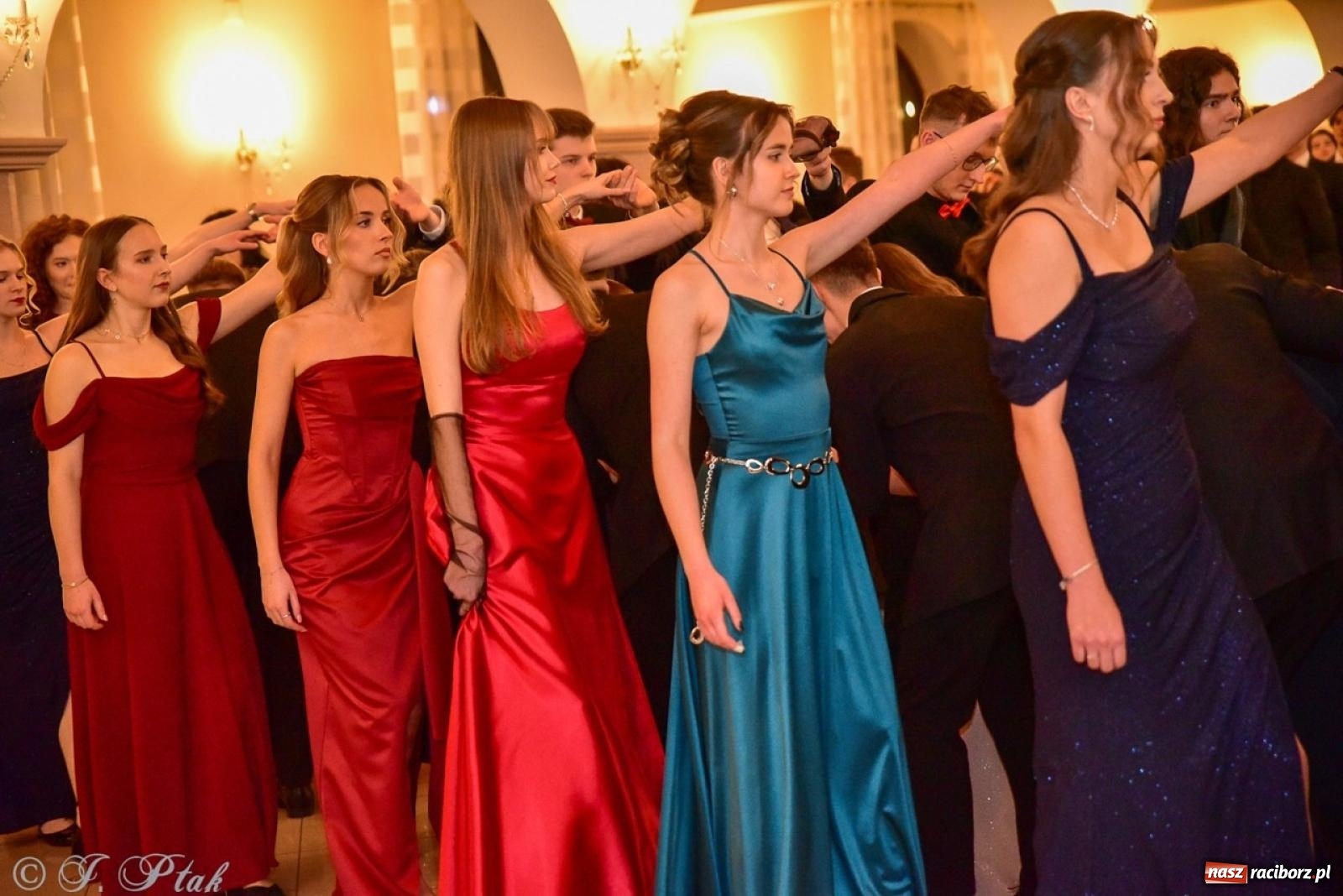 Zdjęcie w galerii na portalu naszraciborz.pl: Studniówka II LO w Raciborzu na bis: polonez, humor i tradycja [FOTO] wiadomości z regionu