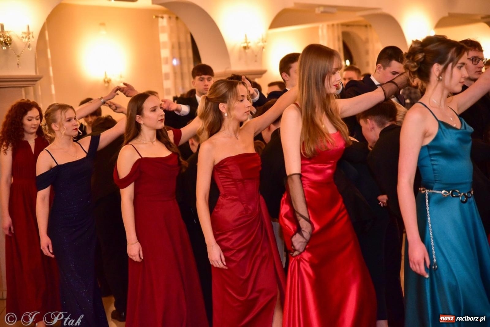 Zdjęcie w galerii na portalu naszraciborz.pl: Studniówka II LO w Raciborzu na bis: polonez, humor i tradycja [FOTO] wiadomości z regionu