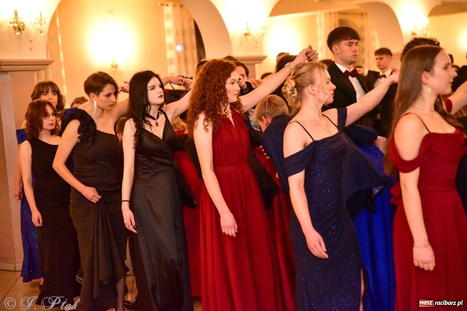 Zdjęcie w galerii na portalu naszraciborz.pl: Studniówka II LO w Raciborzu na bis: polonez, humor i tradycja [FOTO] wiadomości z regionu