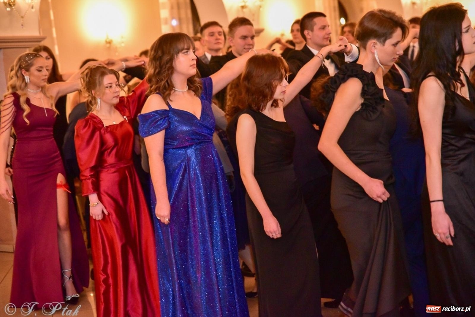 Zdjęcie w galerii na portalu naszraciborz.pl: Studniówka II LO w Raciborzu na bis: polonez, humor i tradycja [FOTO] wiadomości z regionu