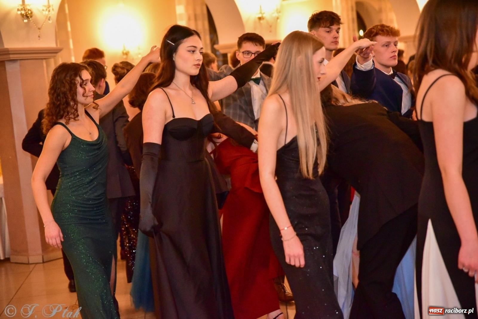 Zdjęcie w galerii na portalu naszraciborz.pl: Studniówka II LO w Raciborzu na bis: polonez, humor i tradycja [FOTO] wiadomości z regionu