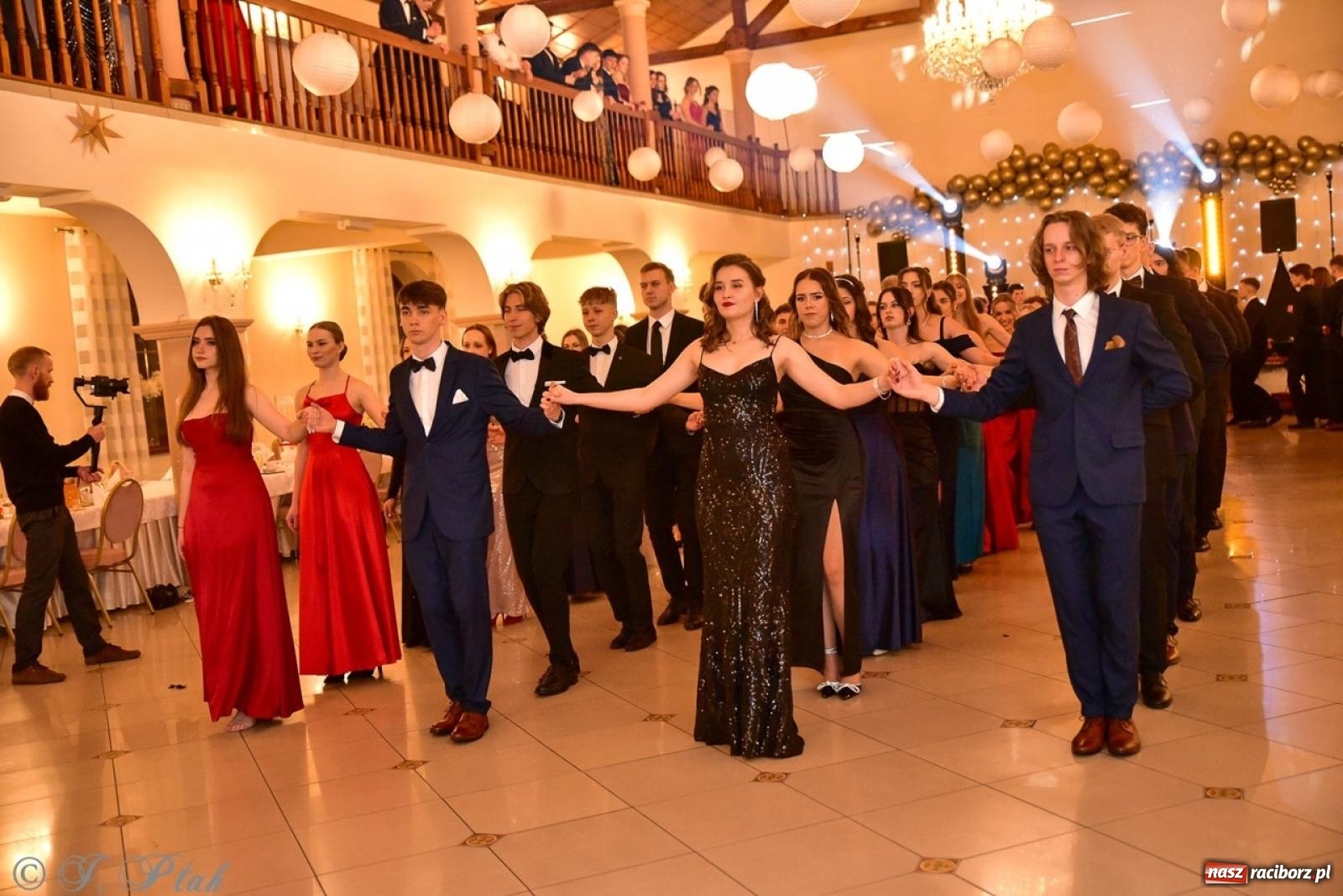 Zdjęcie w galerii na portalu naszraciborz.pl: Studniówka II LO w Raciborzu na bis: polonez, humor i tradycja [FOTO] wiadomości z regionu