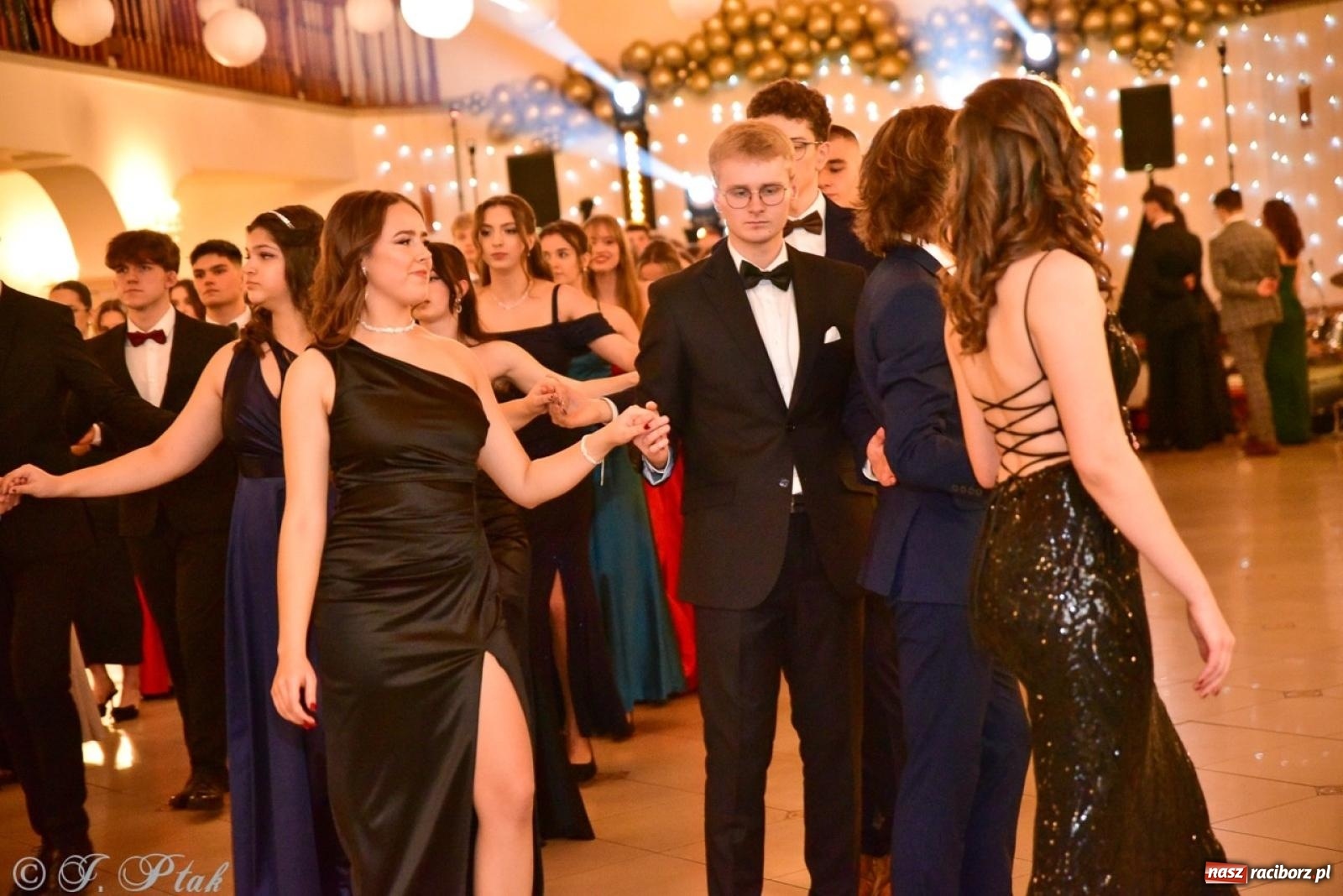 Zdjęcie w galerii na portalu naszraciborz.pl: Studniówka II LO w Raciborzu na bis: polonez, humor i tradycja [FOTO] wiadomości z regionu