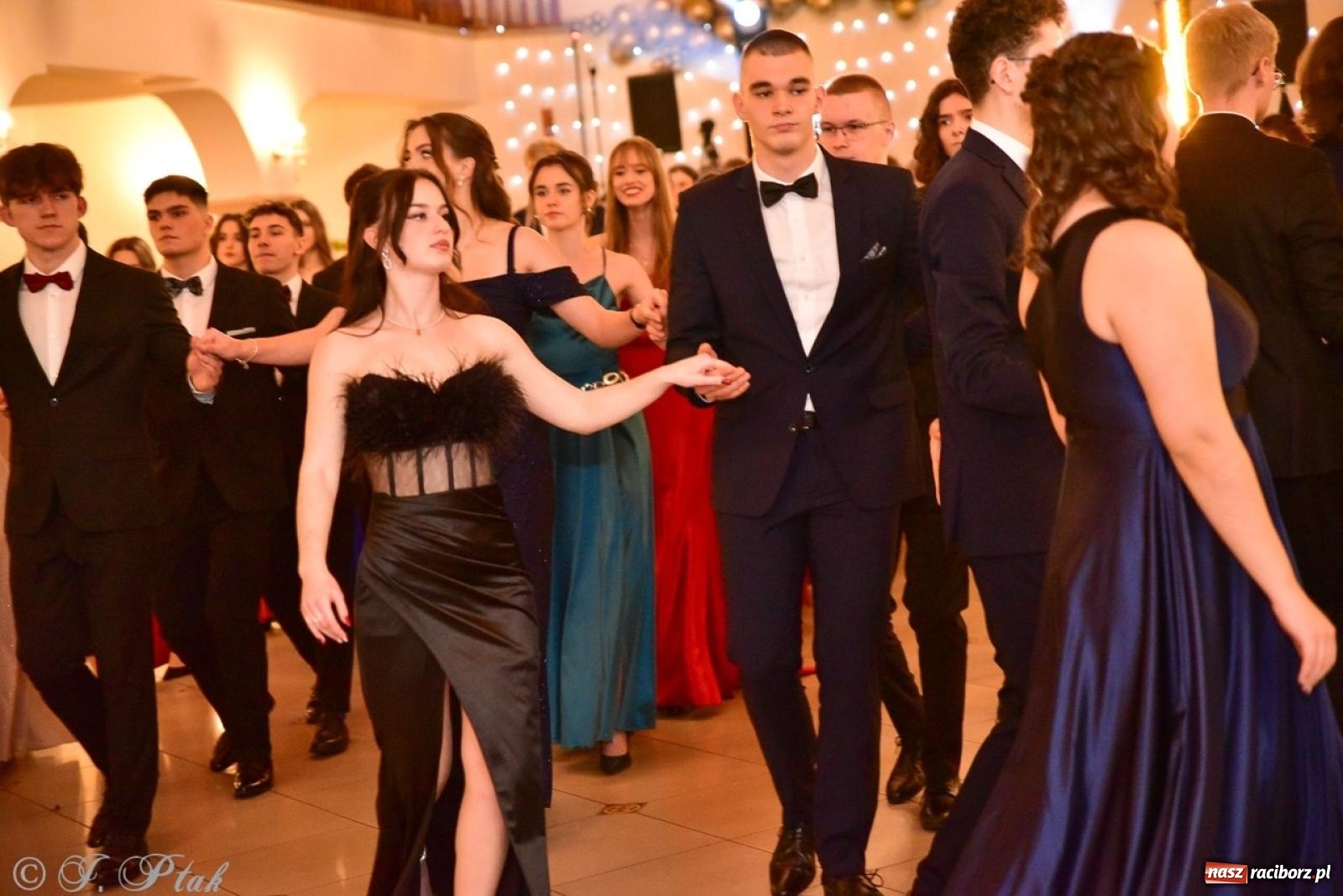 Zdjęcie w galerii na portalu naszraciborz.pl: Studniówka II LO w Raciborzu na bis: polonez, humor i tradycja [FOTO] wiadomości z regionu